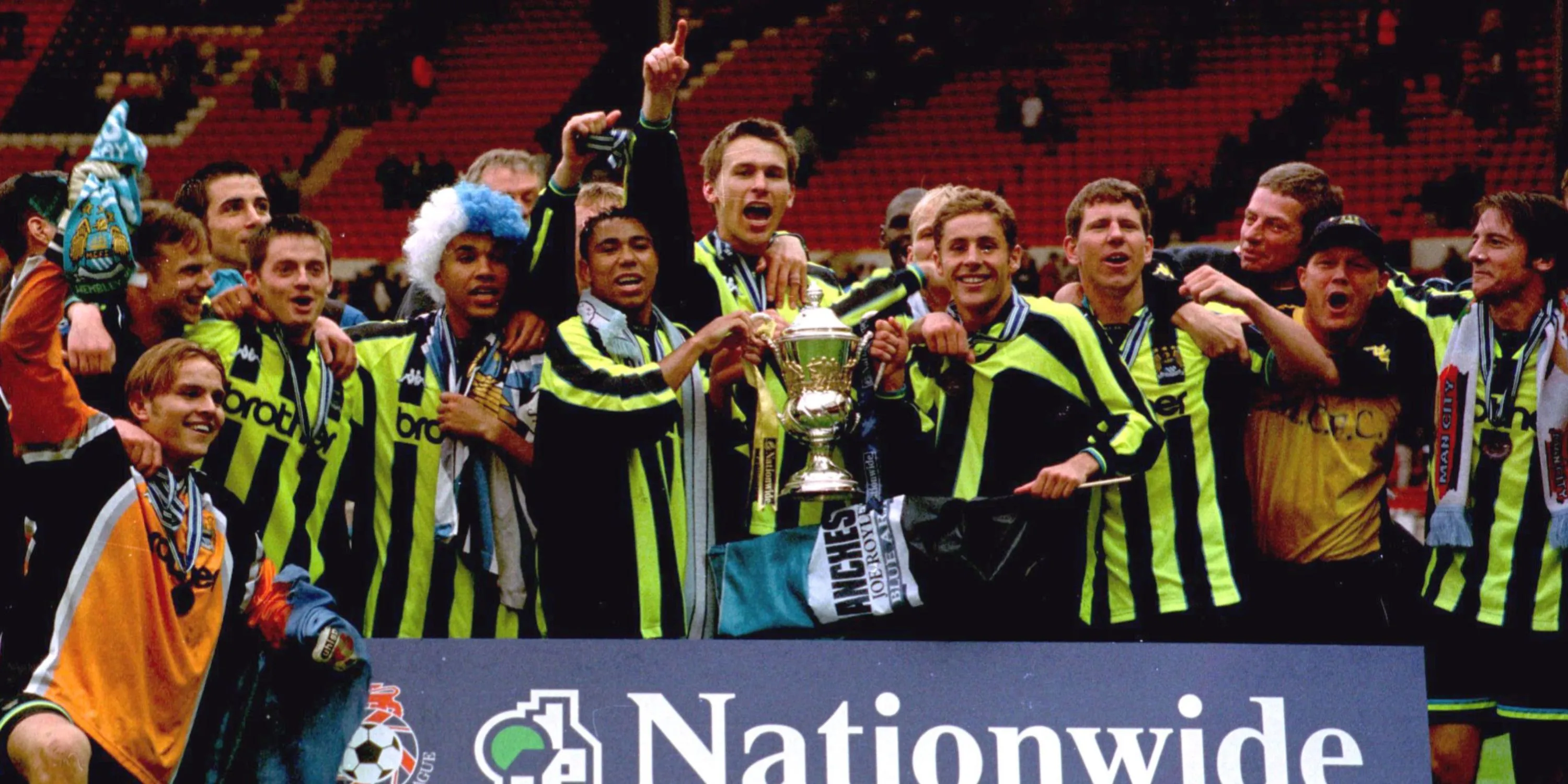 Các cầu thủ Manchester City ăn mừng chiến thắng trong trận chung kết play-off thăng hạng