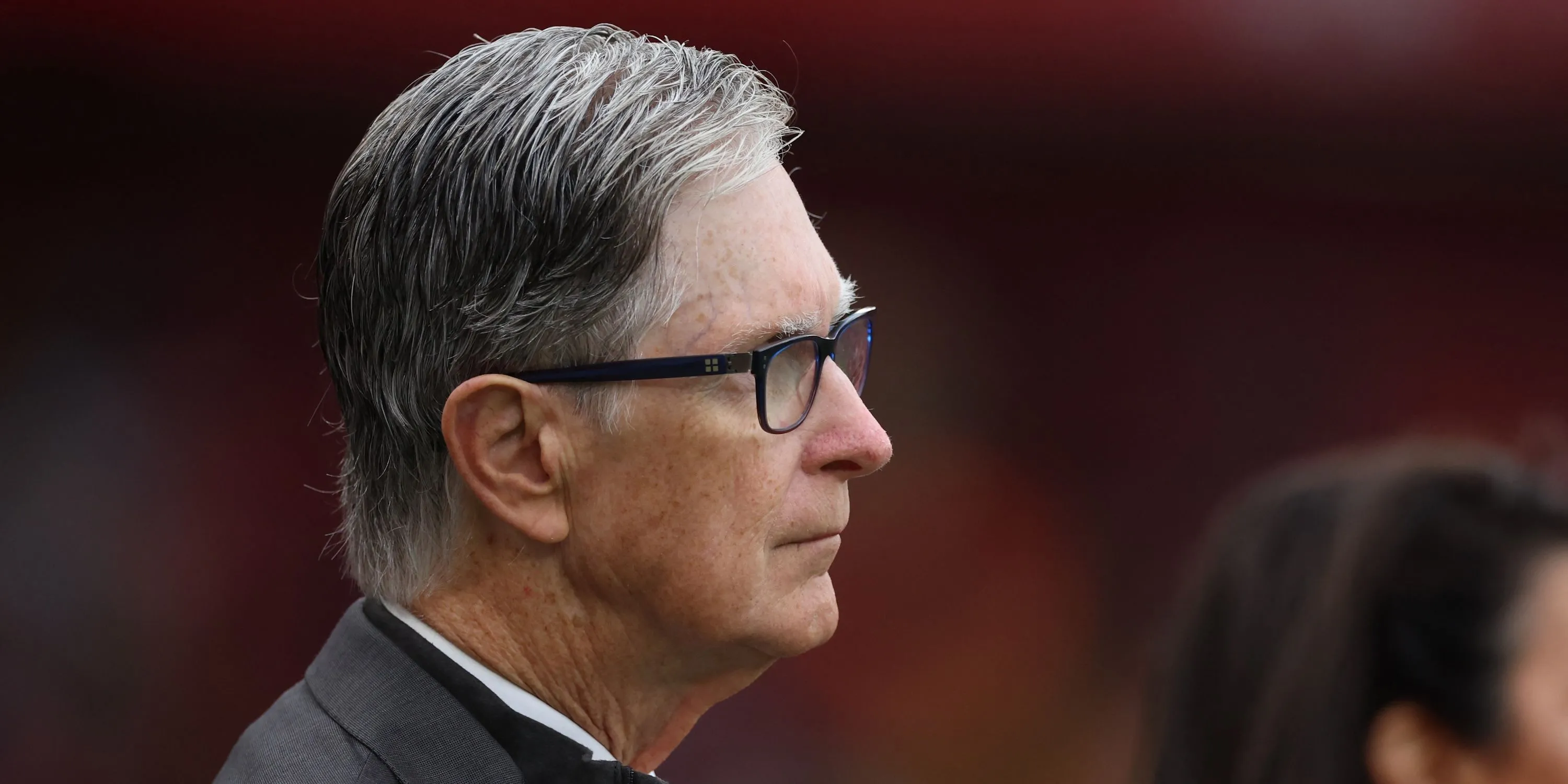 Chủ sở hữu Liverpool, John W. Henry, xuất hiện trước trận đấu