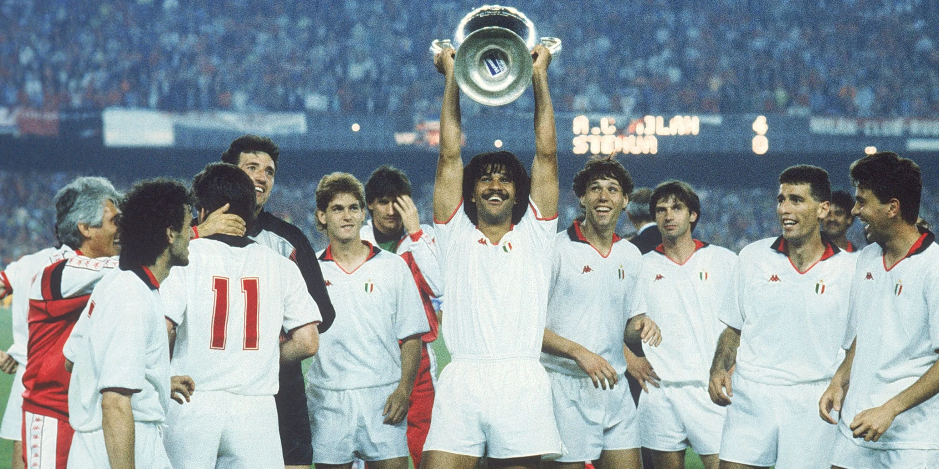 Đội hình AC Milan ăn mừng danh hiệu cúp C1 năm 1989 với các ngôi sao Van Basten, Gullit, Baresi và Maldini