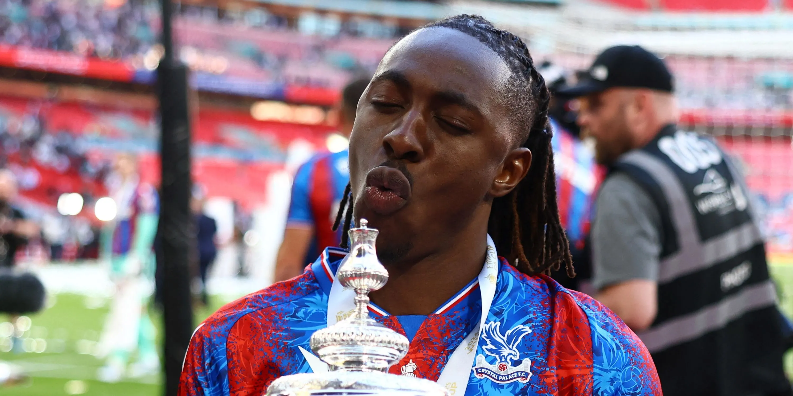 Eberechi Eze của Crystal Palace ăn mừng với danh hiệu sau chức vô địch FA Cup