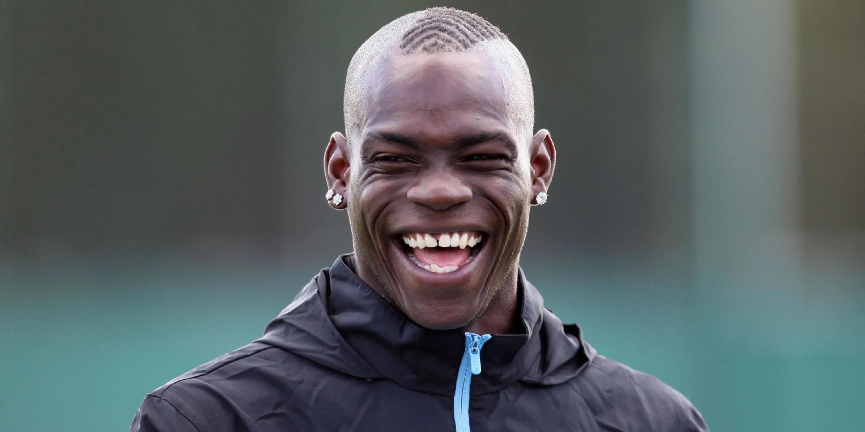 Hình ảnh tổng hợp về sự nghiệp của Mario Balotelli, nổi bật với các câu lạc bộ anh từng khoác áo như Inter Milan, Manchester City và Liverpool tại Premier League.
