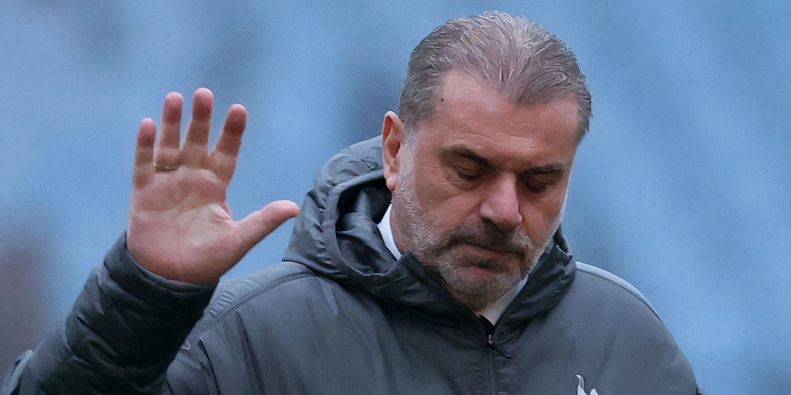 HLV Ange Postecoglou của Tottenham đang phát biểu, thể hiện sự tự tin trước trận chung kết Europa League