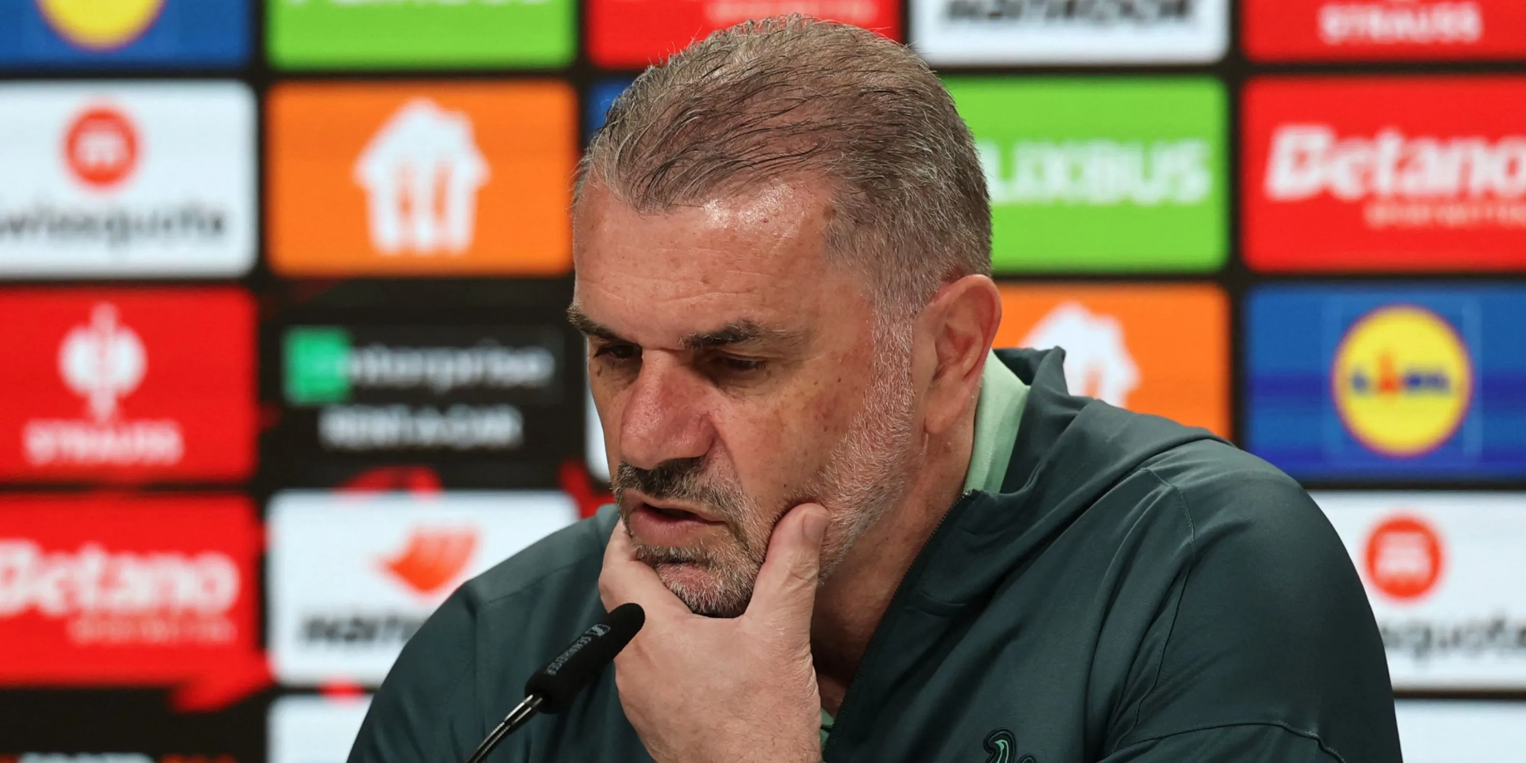 HLV Ange Postecoglou của Tottenham trong một buổi họp báo