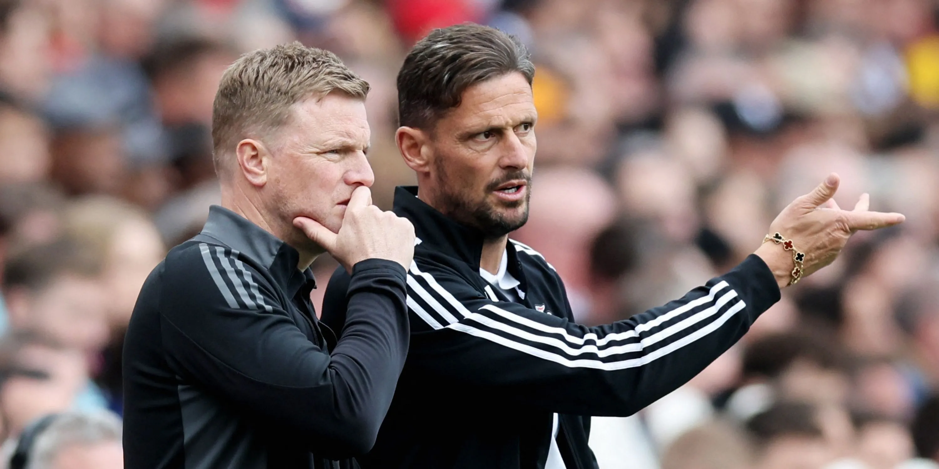 HLV Eddie Howe chỉ đạo các cầu thủ Newcastle trong trận đấu căng thẳng với Arsenal tại Ngoại hạng Anh