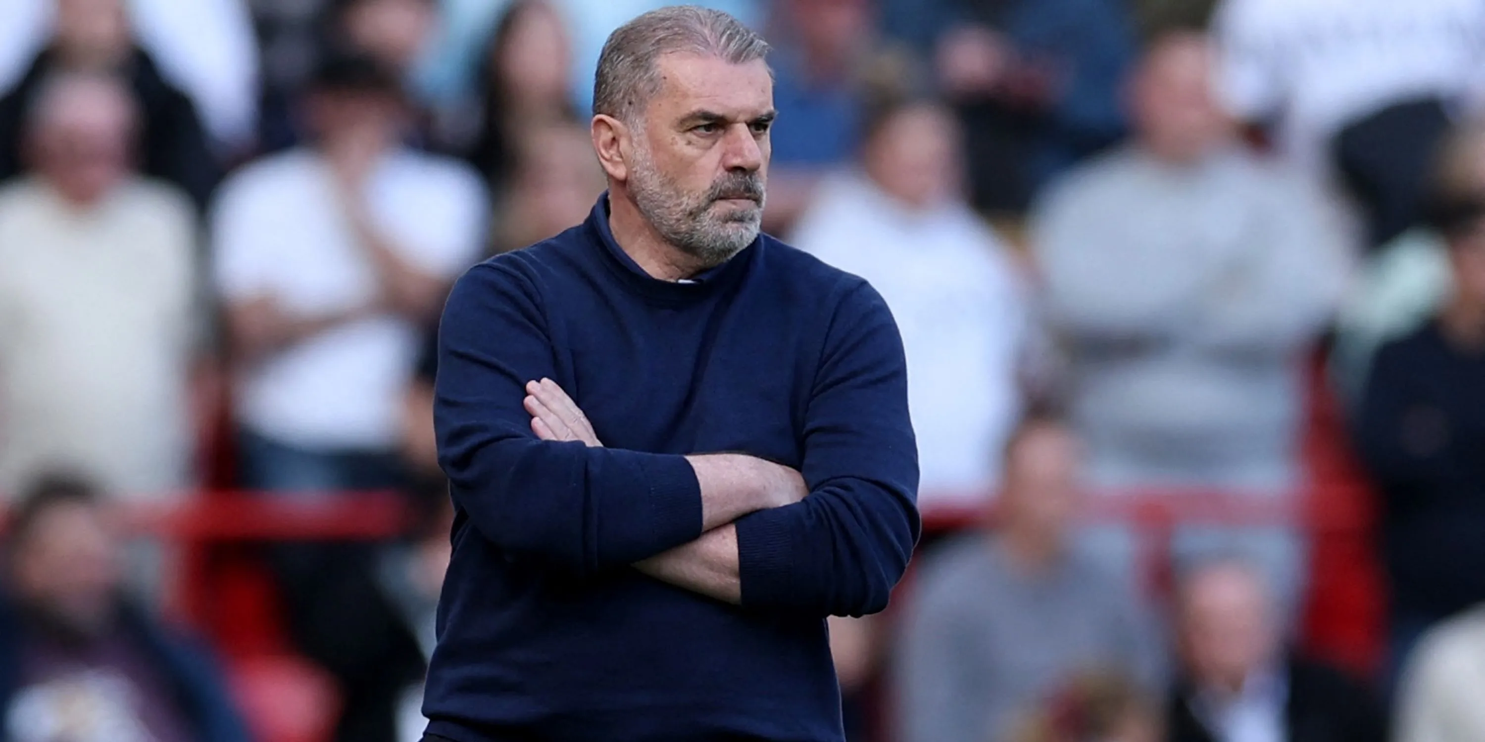 HLV trưởng Tottenham Hotspur, Ange Postecoglou, quan sát trận đấu