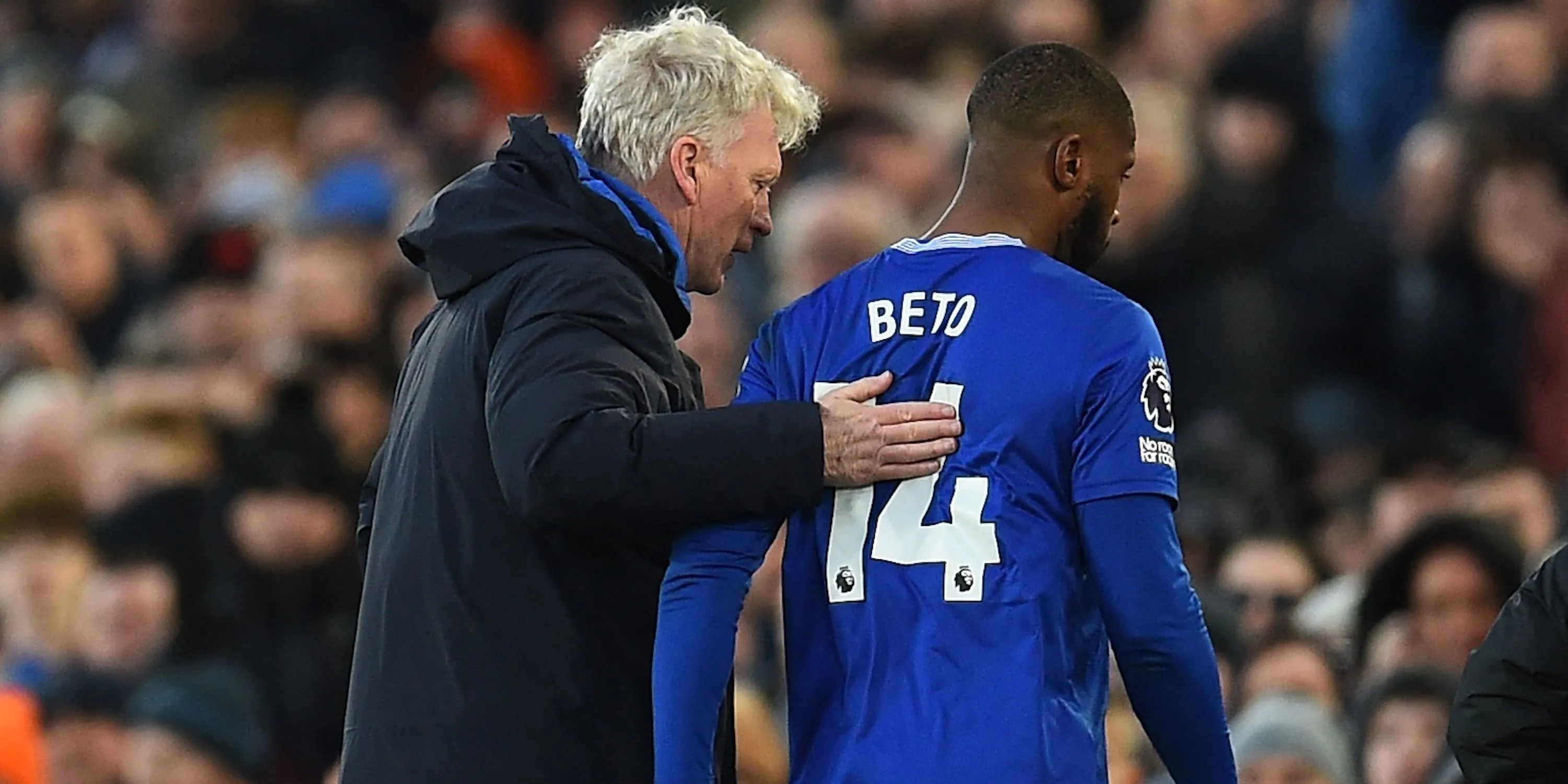 Huấn luyện viên David Moyes và tiền đạo Beto của Everton sau trận đấu
