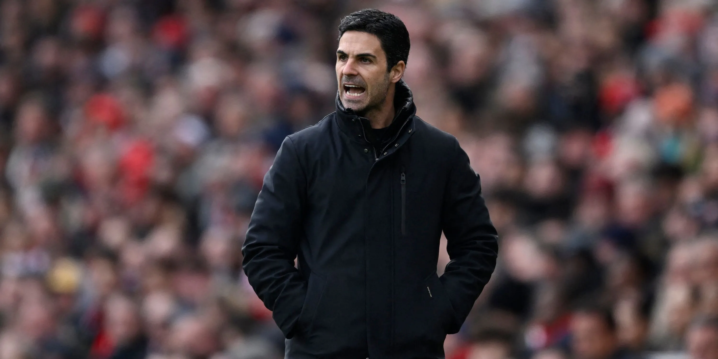 Huấn luyện viên Mikel Arteta phản ứng trong một trận đấu của Arsenal