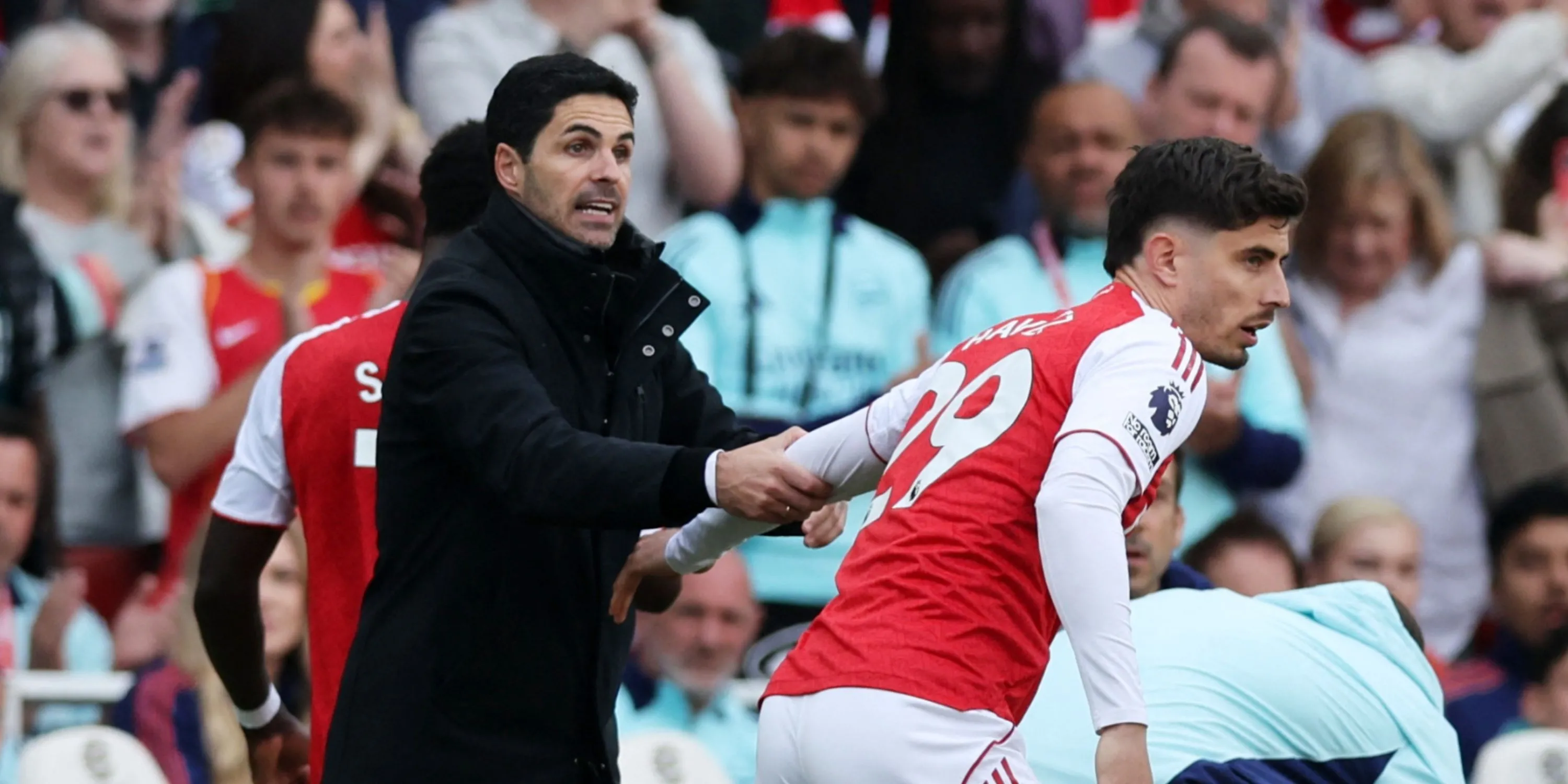 Kai Havertz với vóc dáng vạm vỡ hơn đứng cùng HLV Mikel Arteta trong buổi tập của Arsenal