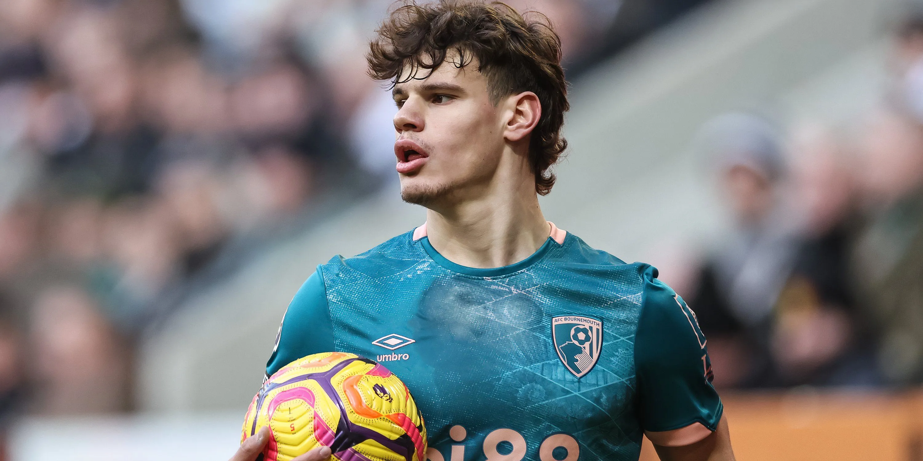 Milos Kerkez trong màu áo Bournemouth thi đấu tại Premier League