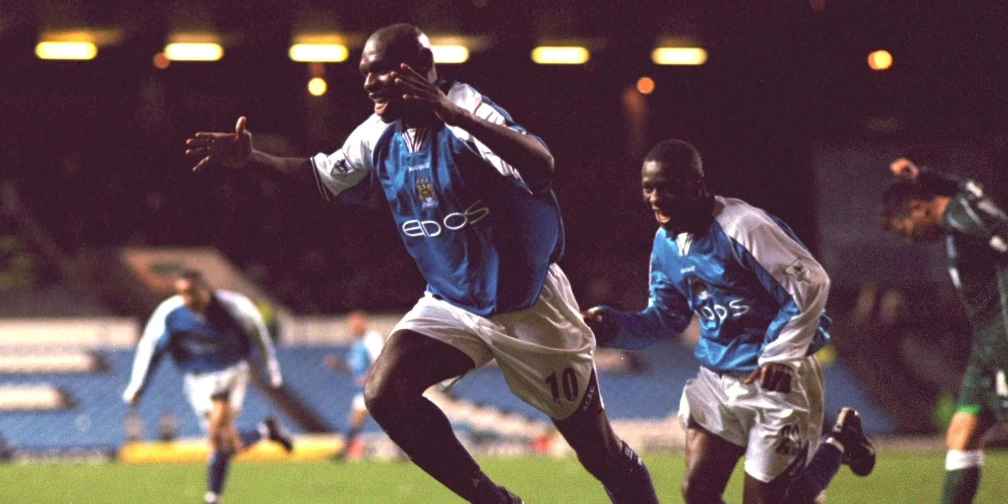Shaun Goater của Manchester City ăn mừng bàn thắng
