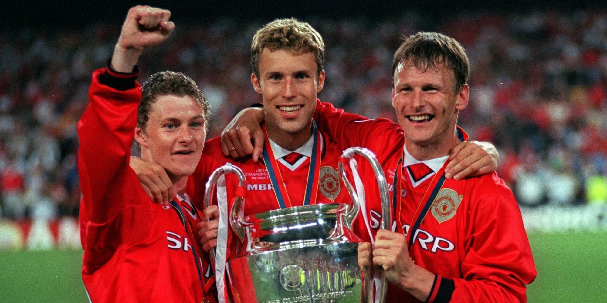 Teddy Sheringham và Ole Gunnar Solskjaer ăn mừng bàn thắng quyết định cú ăn ba cho Manchester United năm 1999