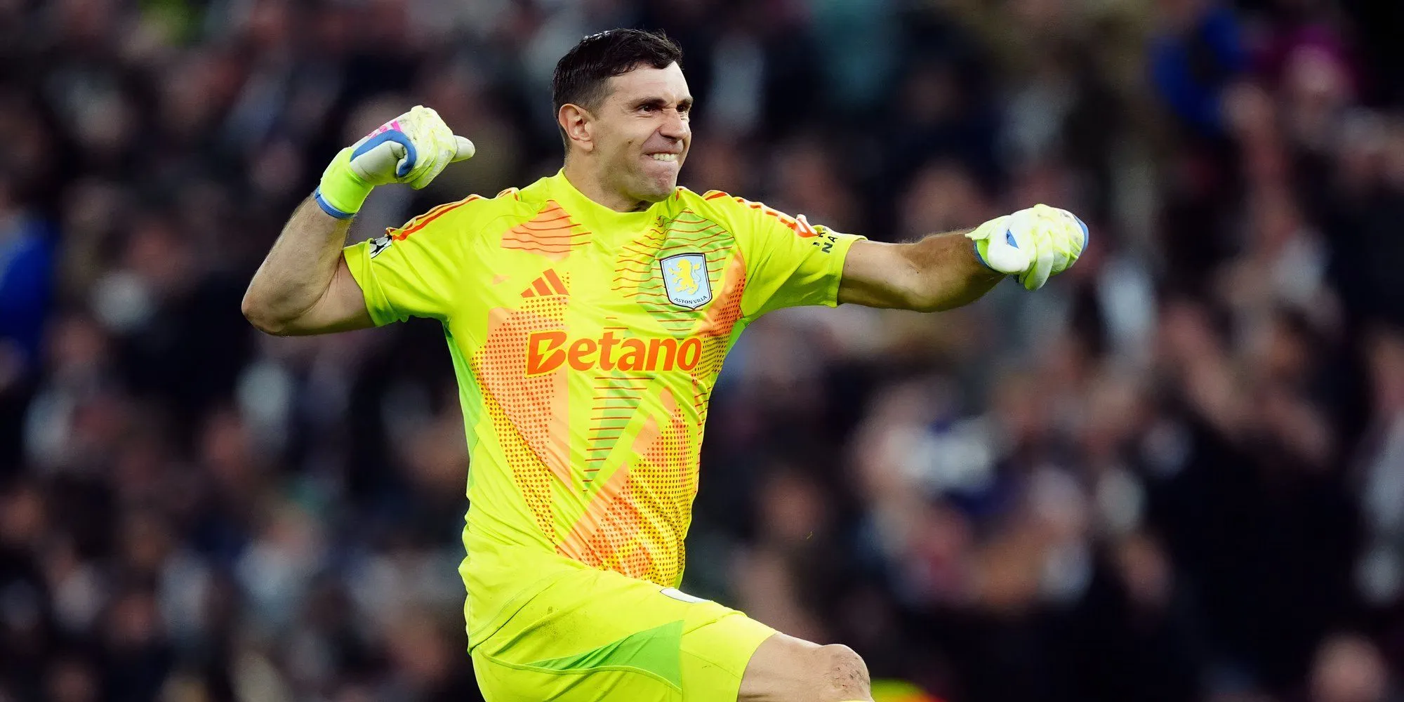Thủ môn Emiliano Martinez của Aston Villa trong một pha bắt bóng tại giải Ngoại hạng Anh