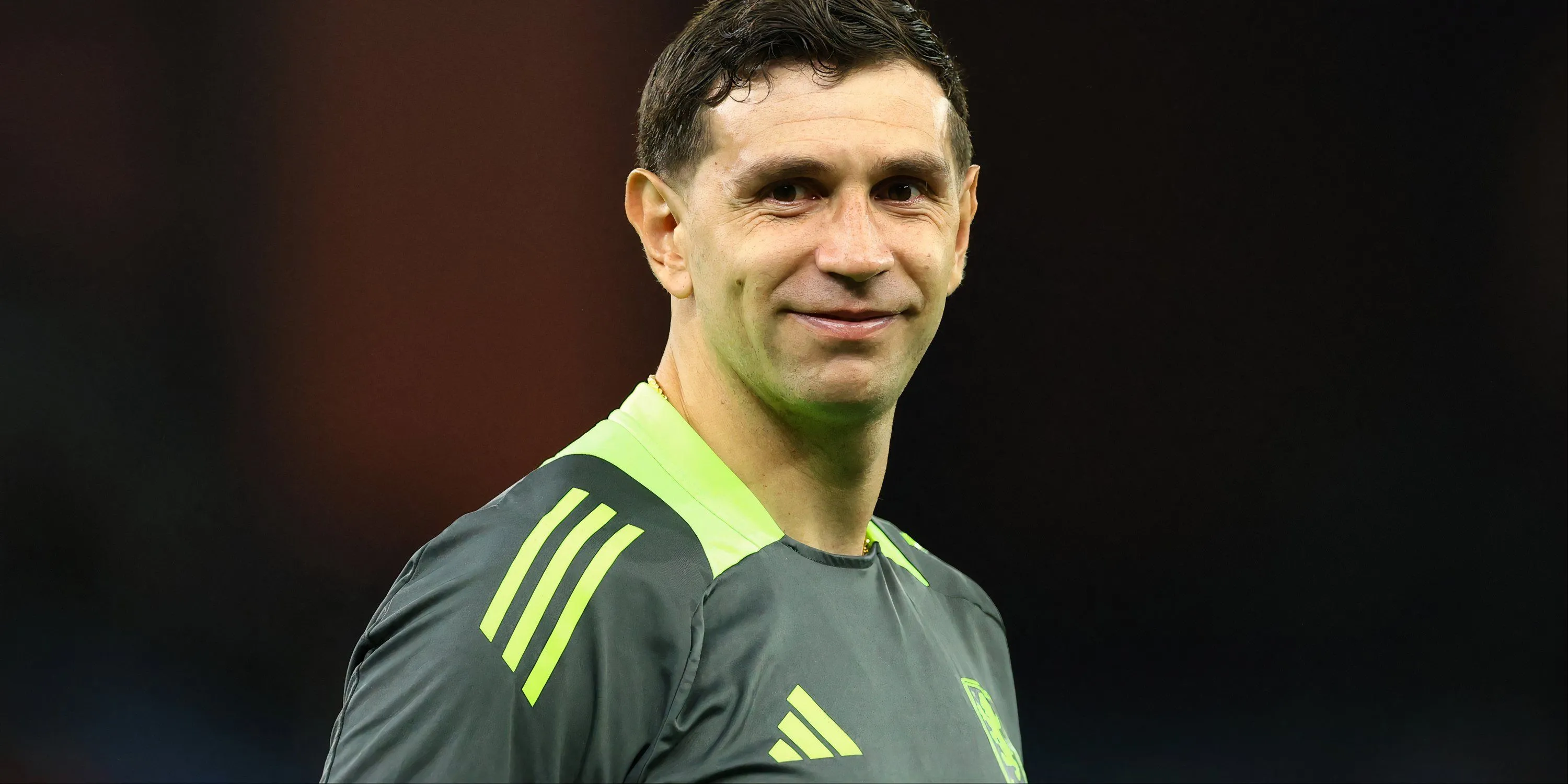 Thủ thành Emiliano Martinez của Aston Villa vẫy tay chào người hâm mộ.