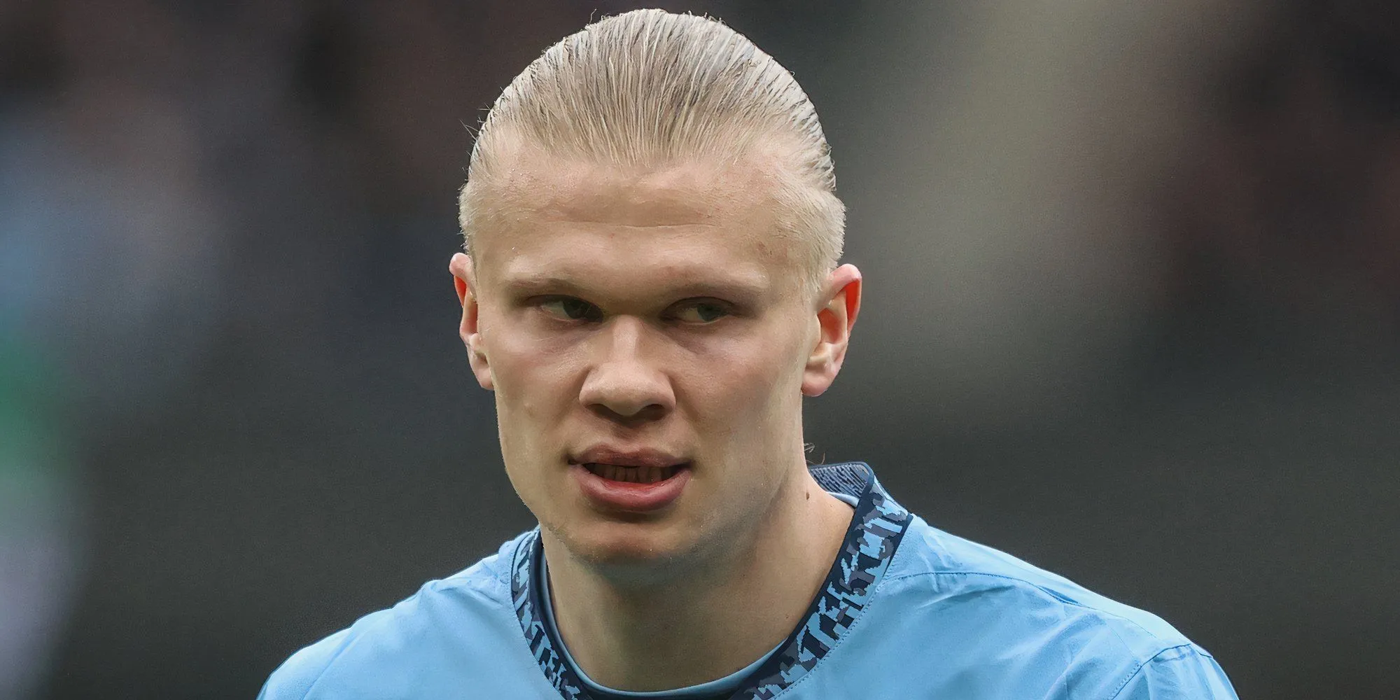 Tiền đạo Erling Haaland trong màu áo Manchester City trên sân cỏ