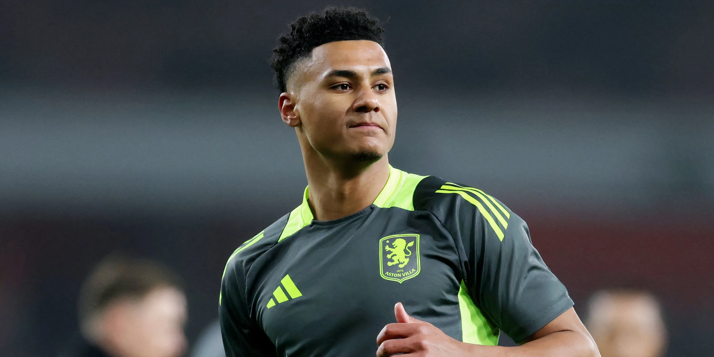 Tiền đạo Ollie Watkins của Aston Villa đang khởi động chuẩn bị cho một trận đấu tại Ngoại hạng Anh