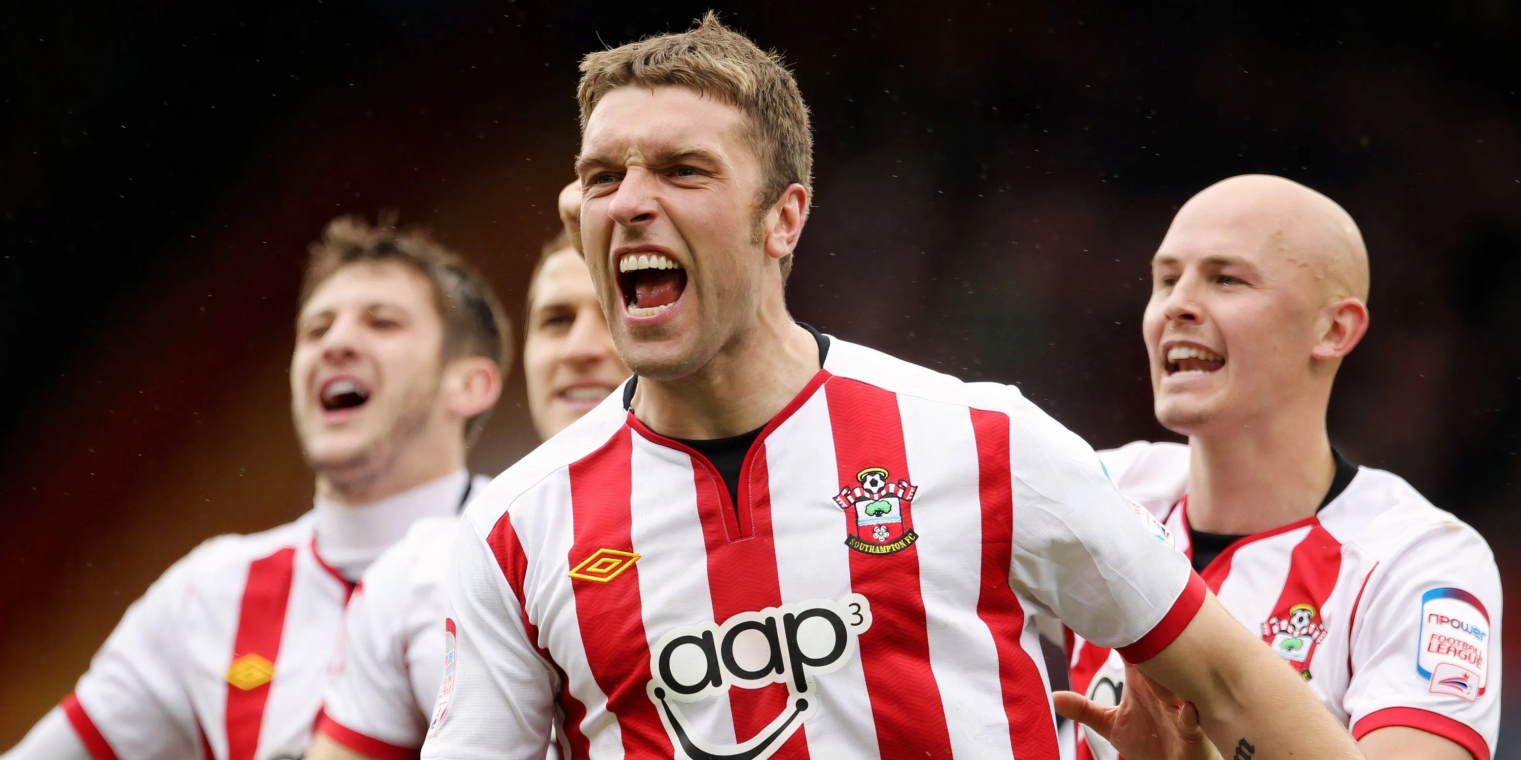 Tiền đạo Rickie Lambert của Southampton ăn mừng bàn thắng quan trọng