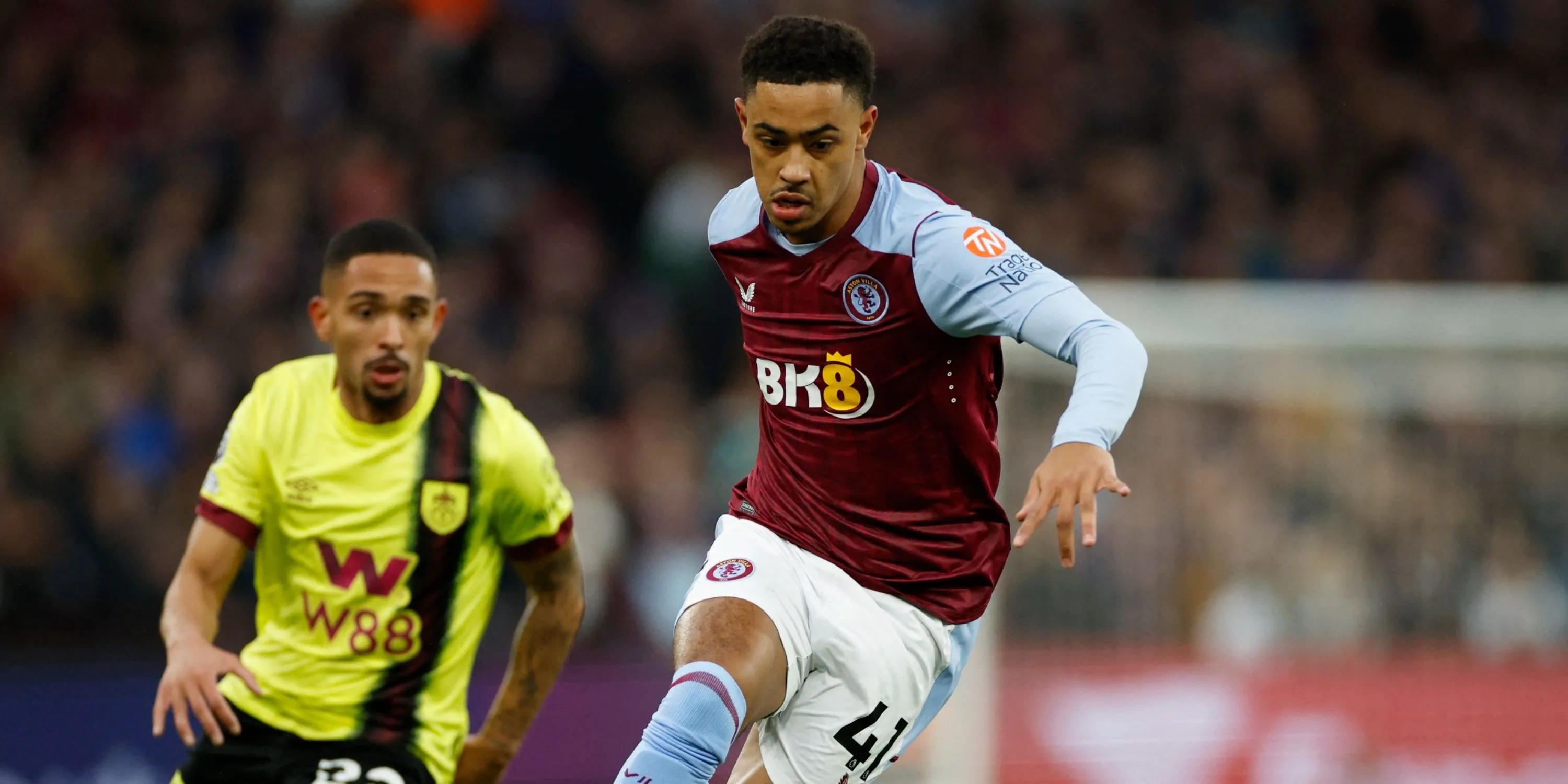 Tiền vệ Jacob Ramsey của Aston Villa đang xử lý bóng trên sân cỏ