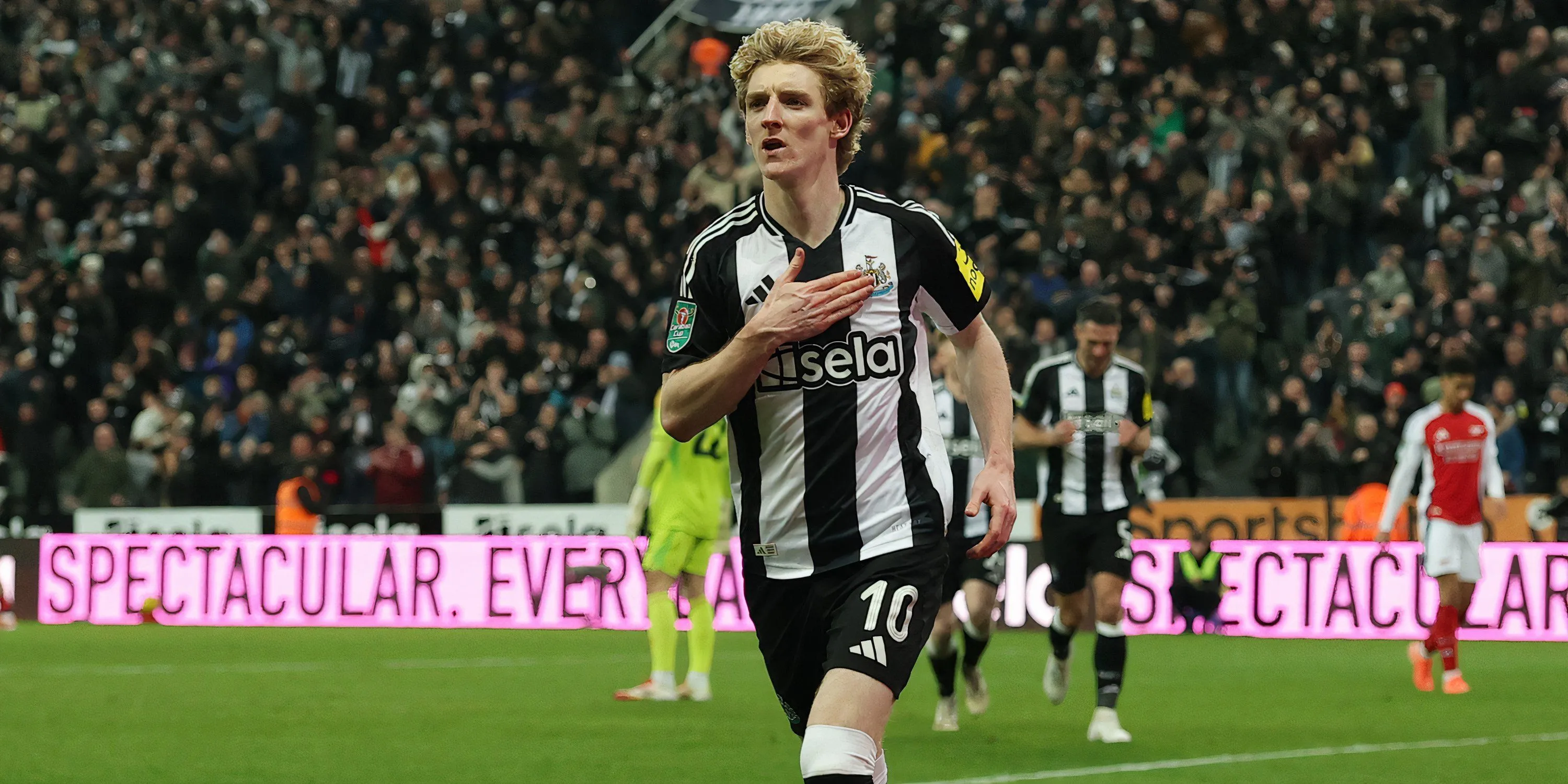 Anthony Gordon cùng HLV Eddie Howe của Newcastle United