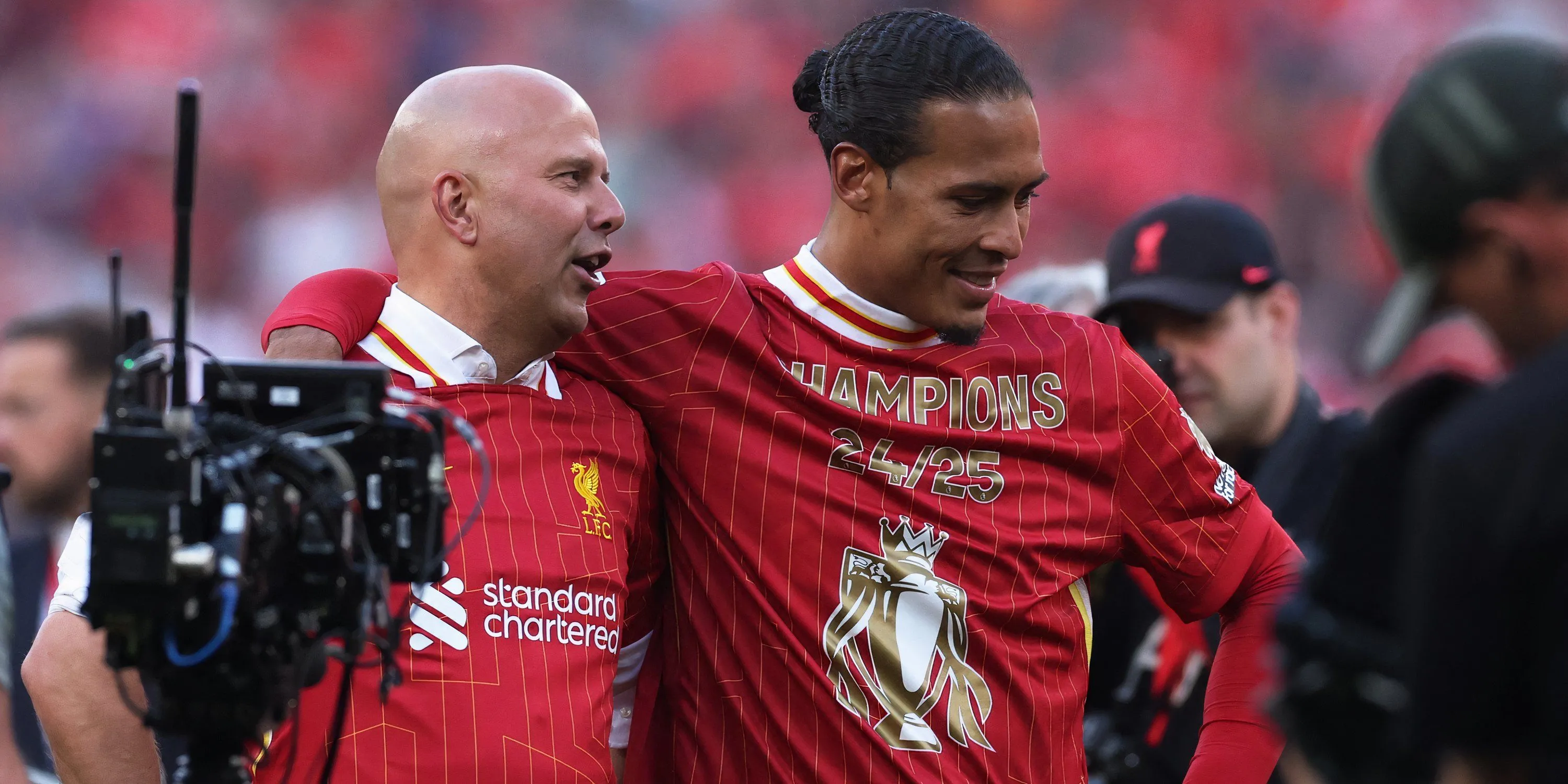 Arne Slot và Virgil van Dijk trên sân tập Liverpool