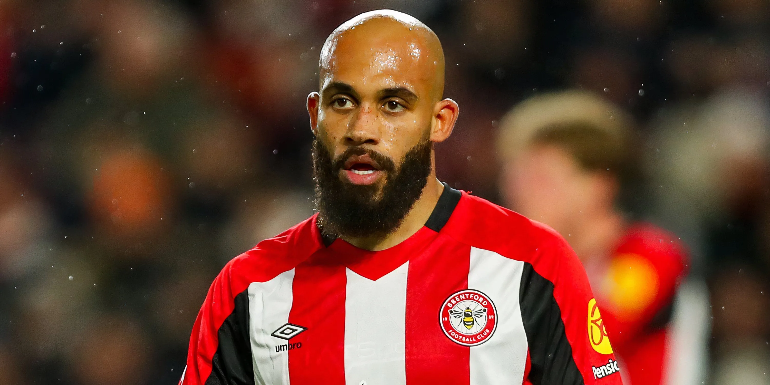 Bryan Mbeumo thi đấu cho Brentford trong một trận đấu tại Ngoại hạng Anh