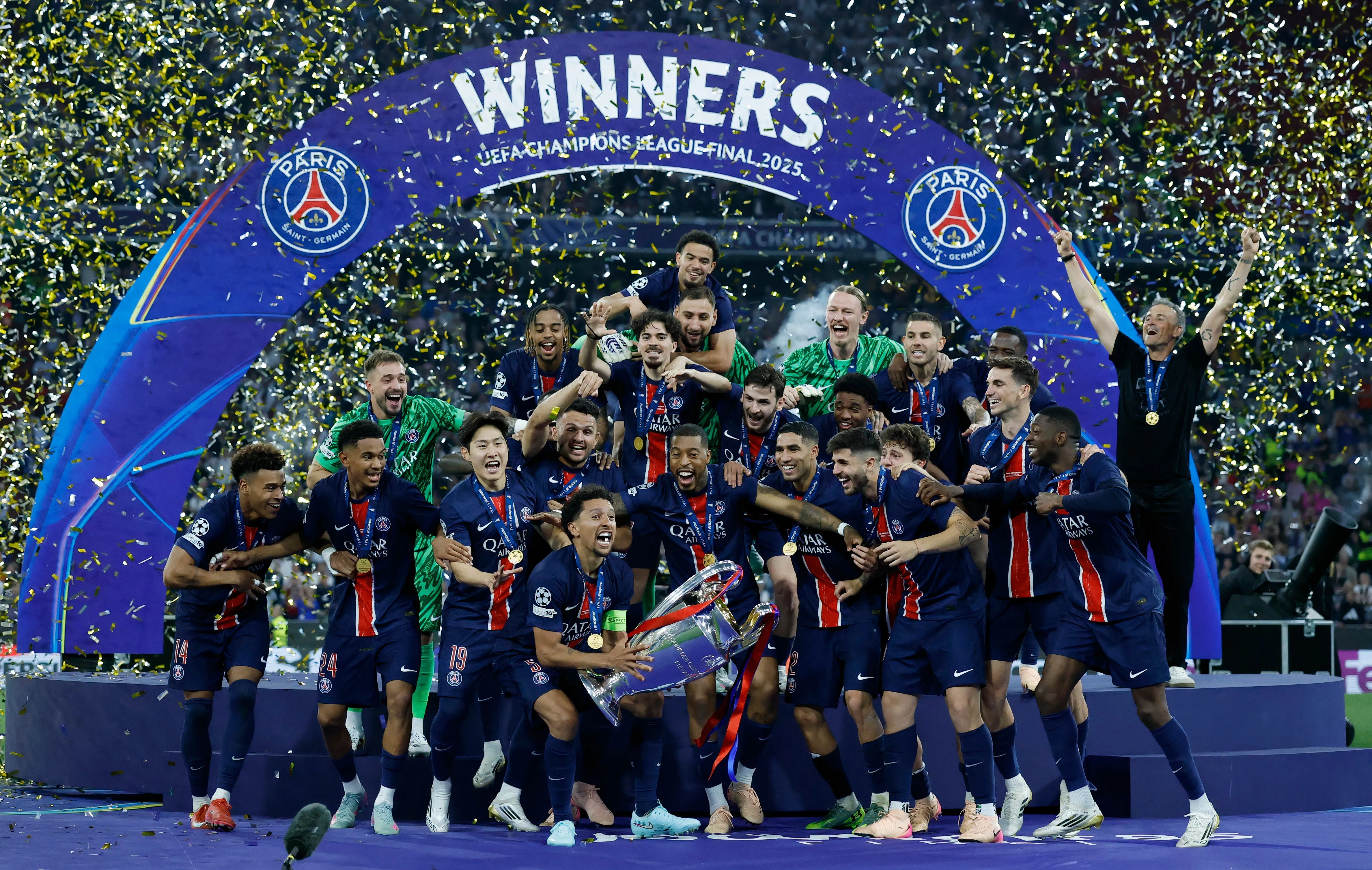 Cầu thủ PSG ăn mừng bàn thắng tại Champions League