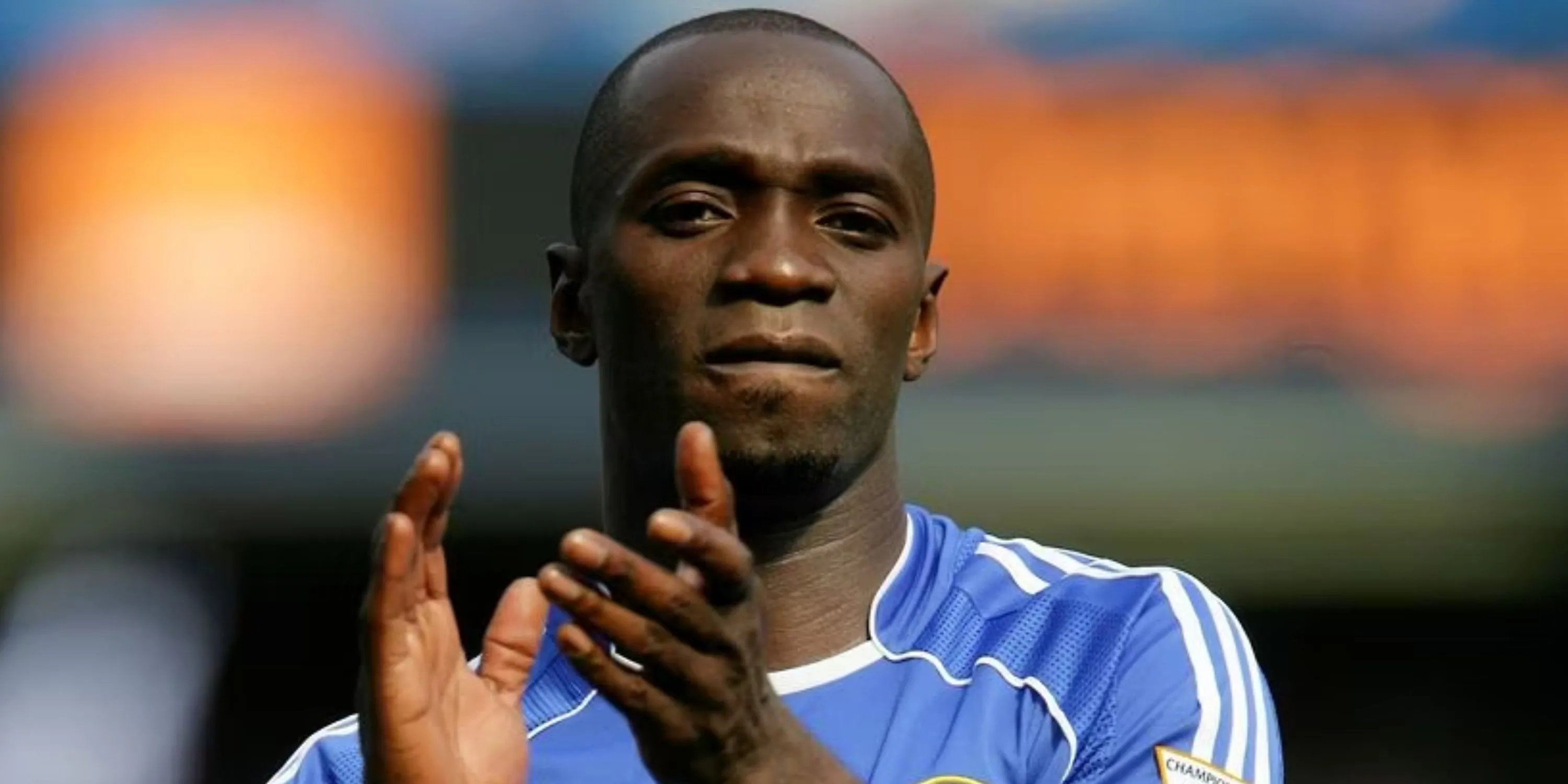 Claude Makelele kiểm soát bóng ở trung tâm hàng tiền vệ cho Chelsea