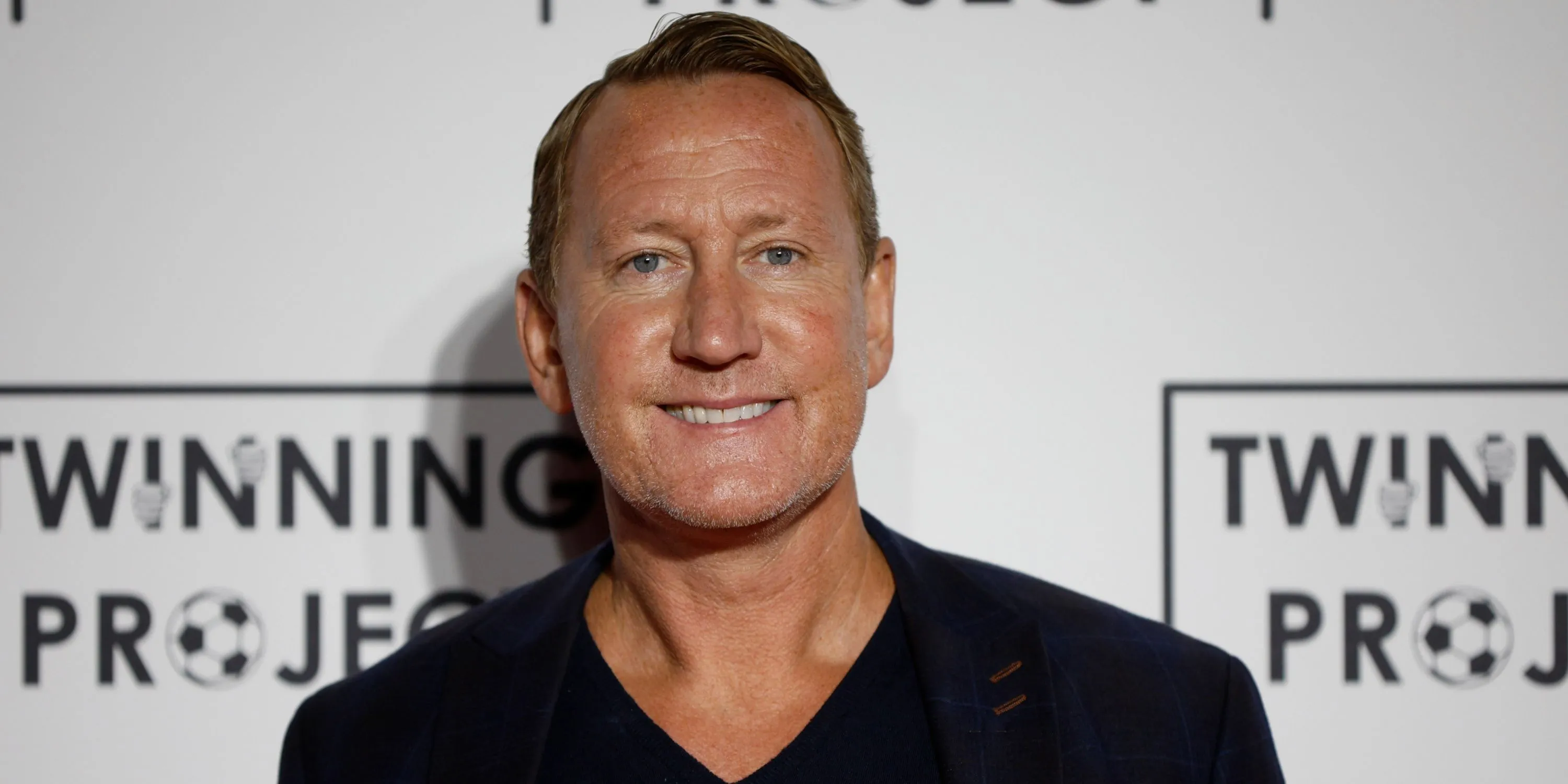 Cựu tiền vệ Arsenal Ray Parlour nhìn về phía trước trên sân