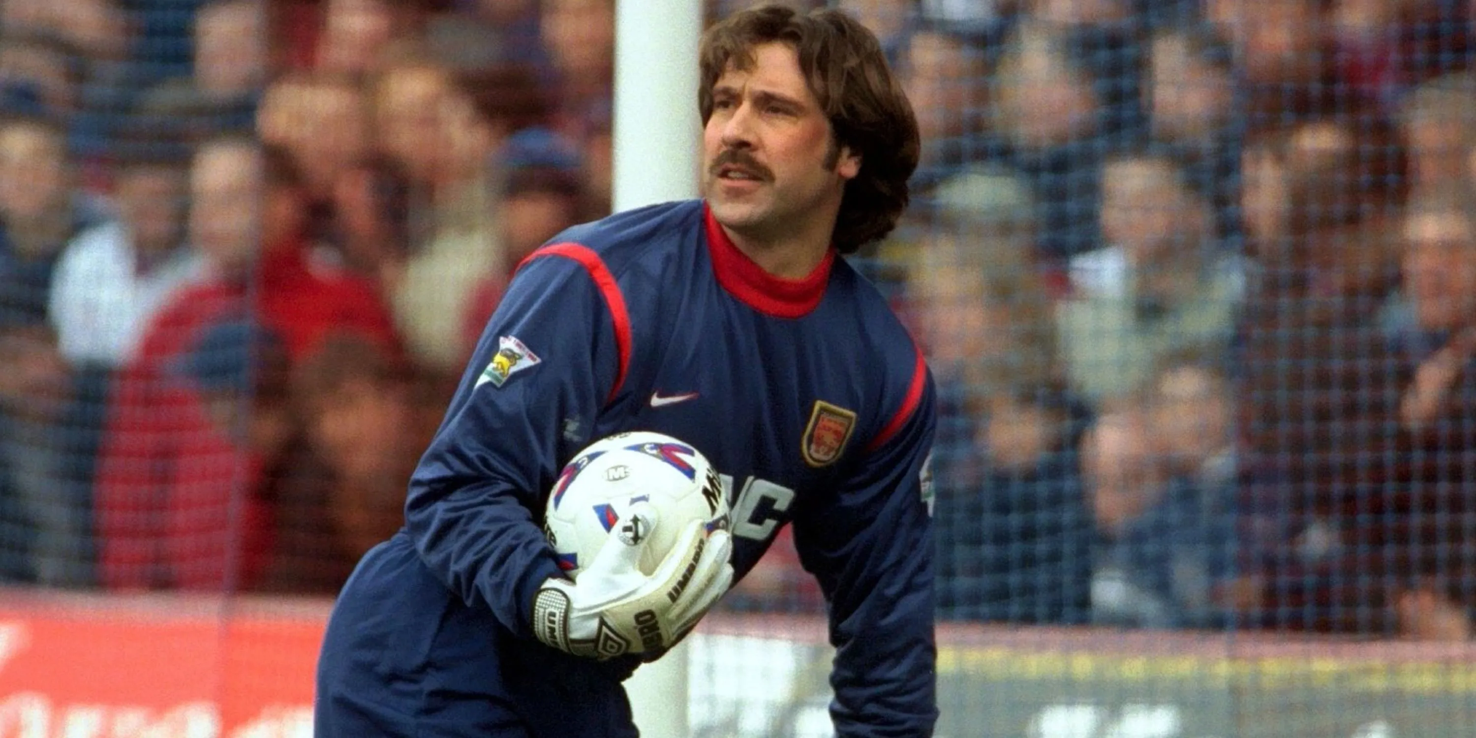 David Seaman, thủ môn huyền thoại của Arsenal tại Premier League, thực hiện pha cứu thua