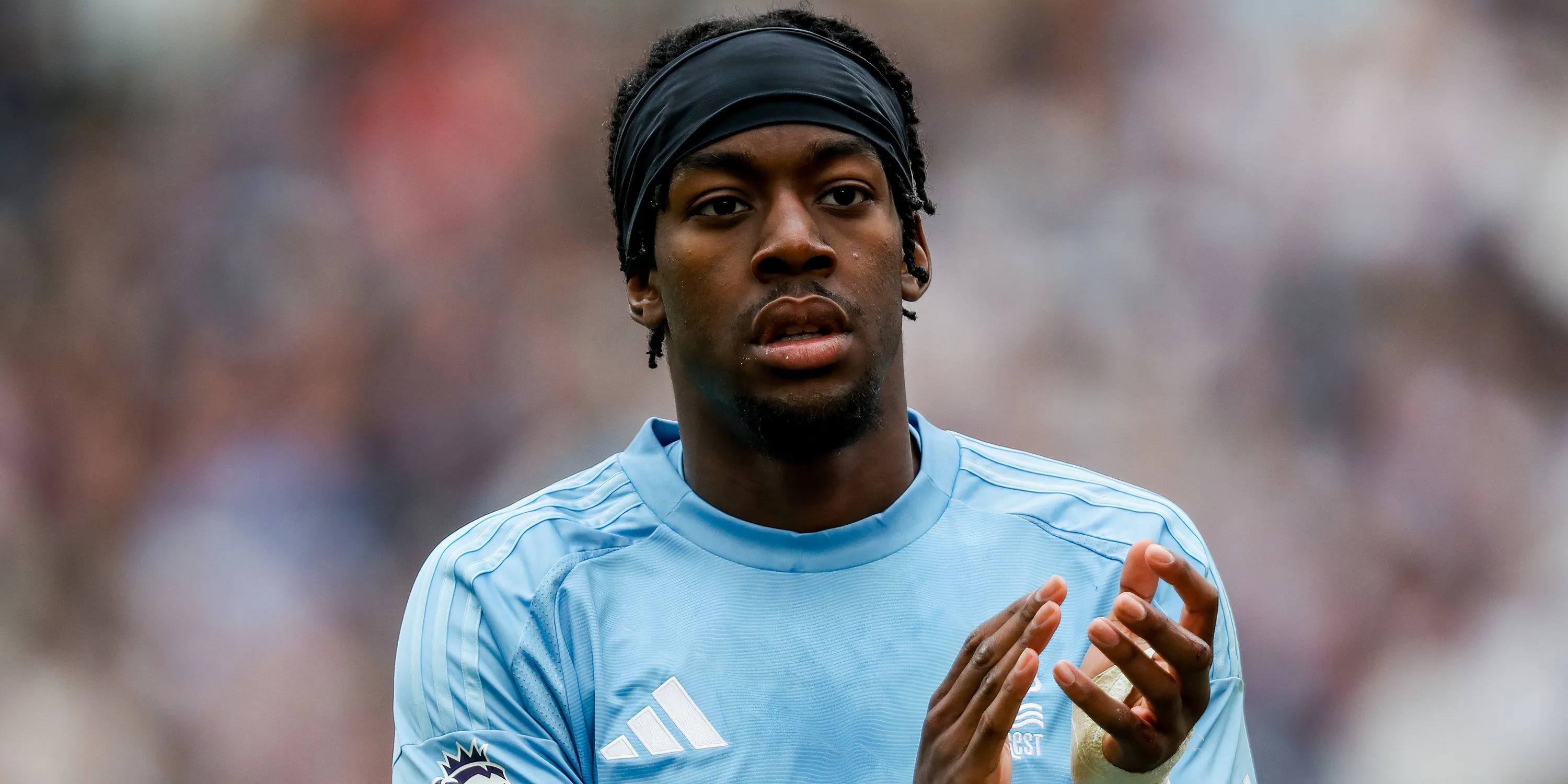 Elanga tri ân khán giả Nottingham Forest sau trận đấu