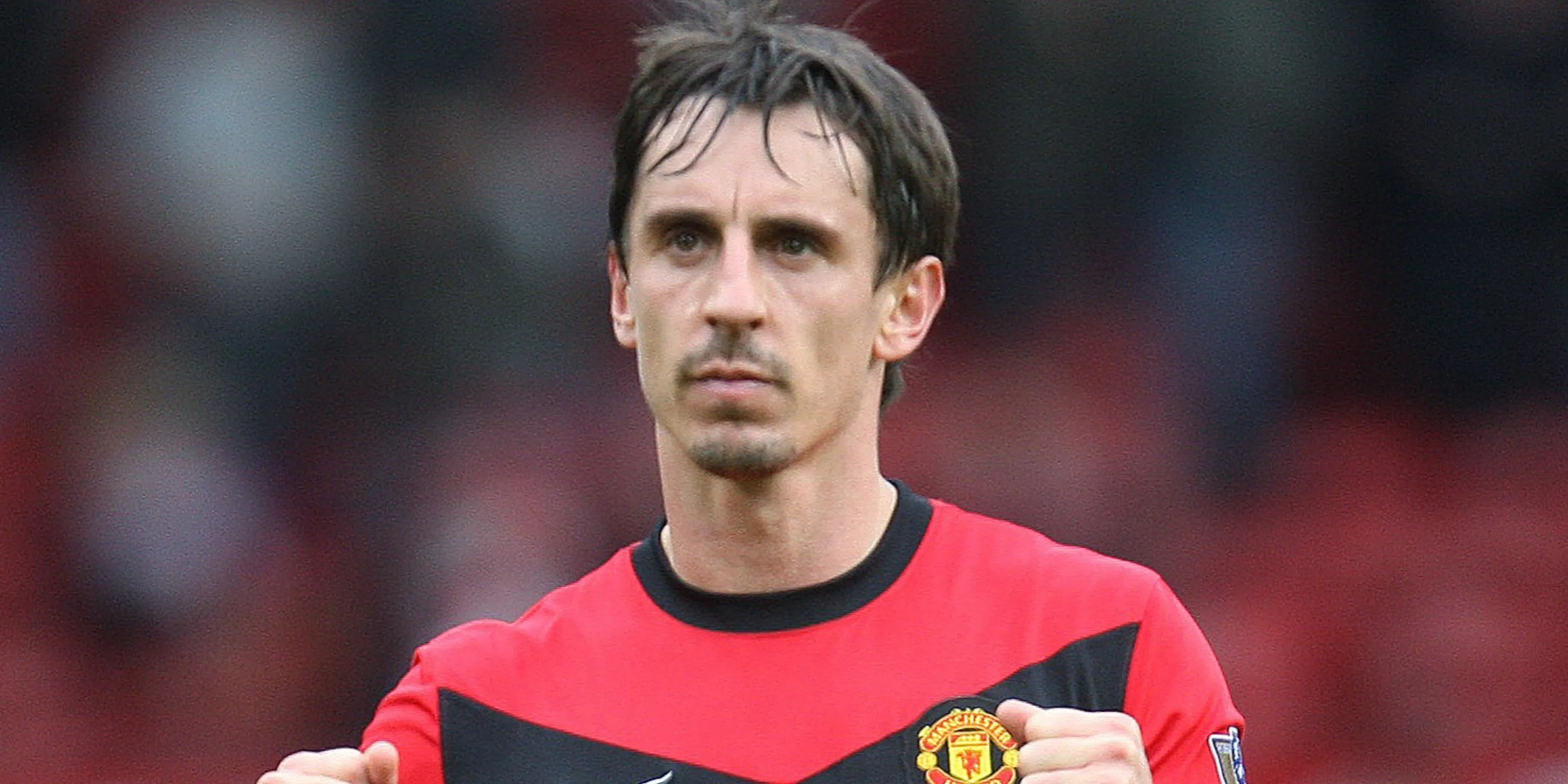 Gary Neville, đội trưởng Manchester United, chỉ đạo đồng đội trong trận đấu Premier League