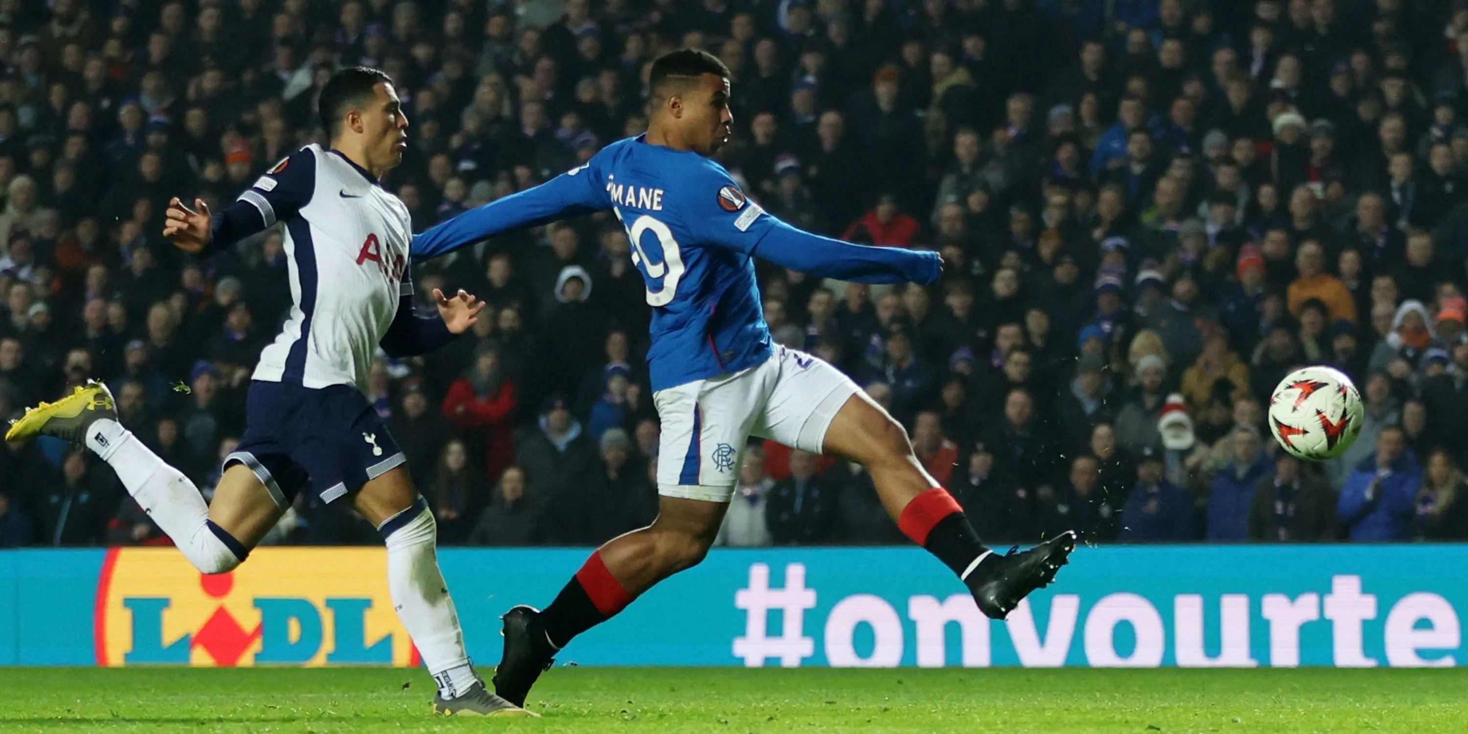 Hamza Igamane trong màu áo Rangers thi đấu tại giải VĐQG Scotland