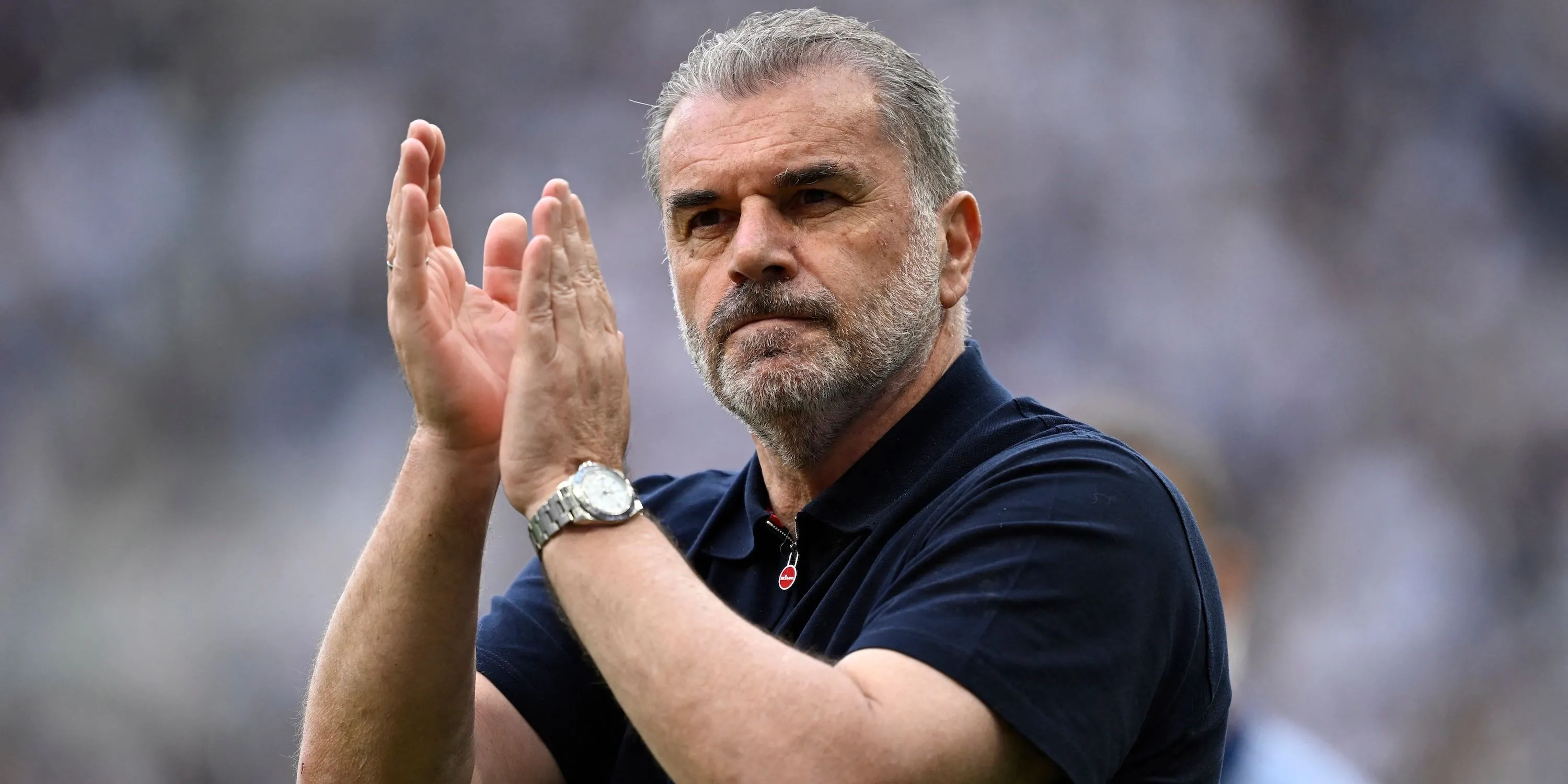 HLV Ange Postecoglou của Tottenham vỗ tay cảm ơn người hâm mộ sau trận đấu
