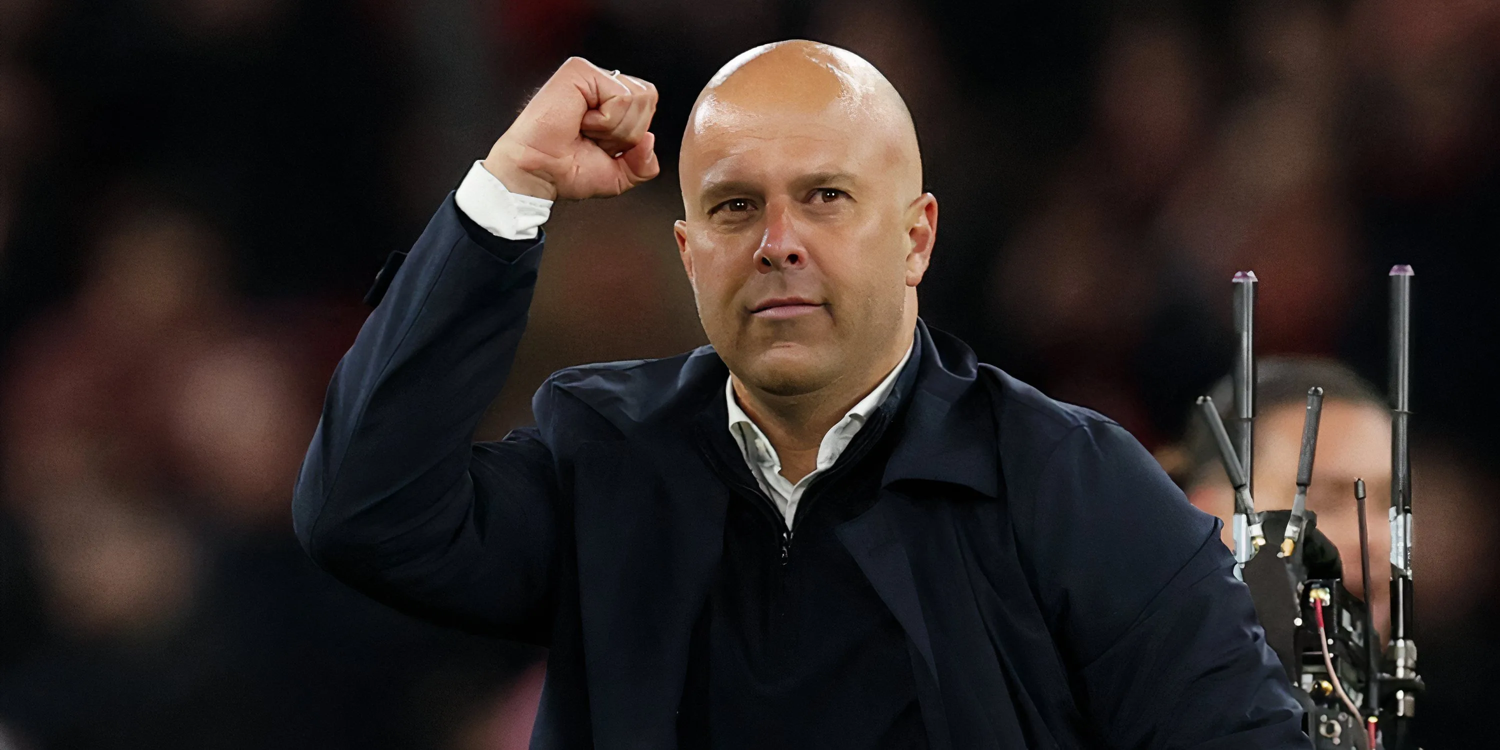 HLV Arne Slot trên sân, người sẽ đưa ra quyết định về tương lai chuyển nhượng của Liverpool