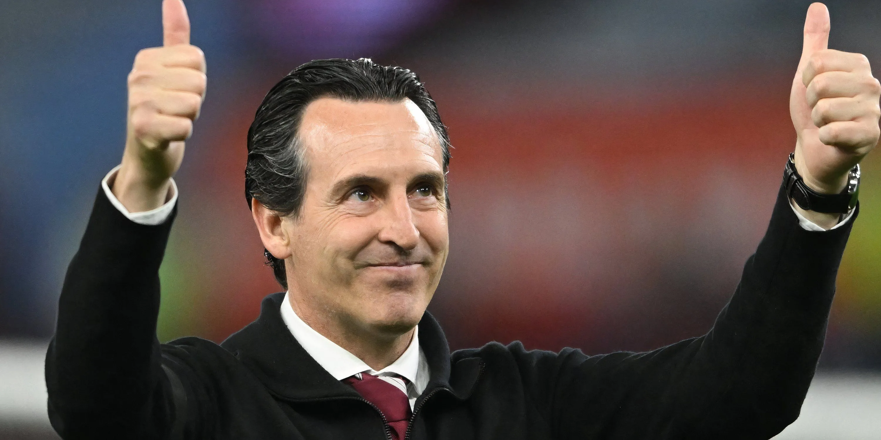HLV Aston Villa Unai Emery giơ ngón cái