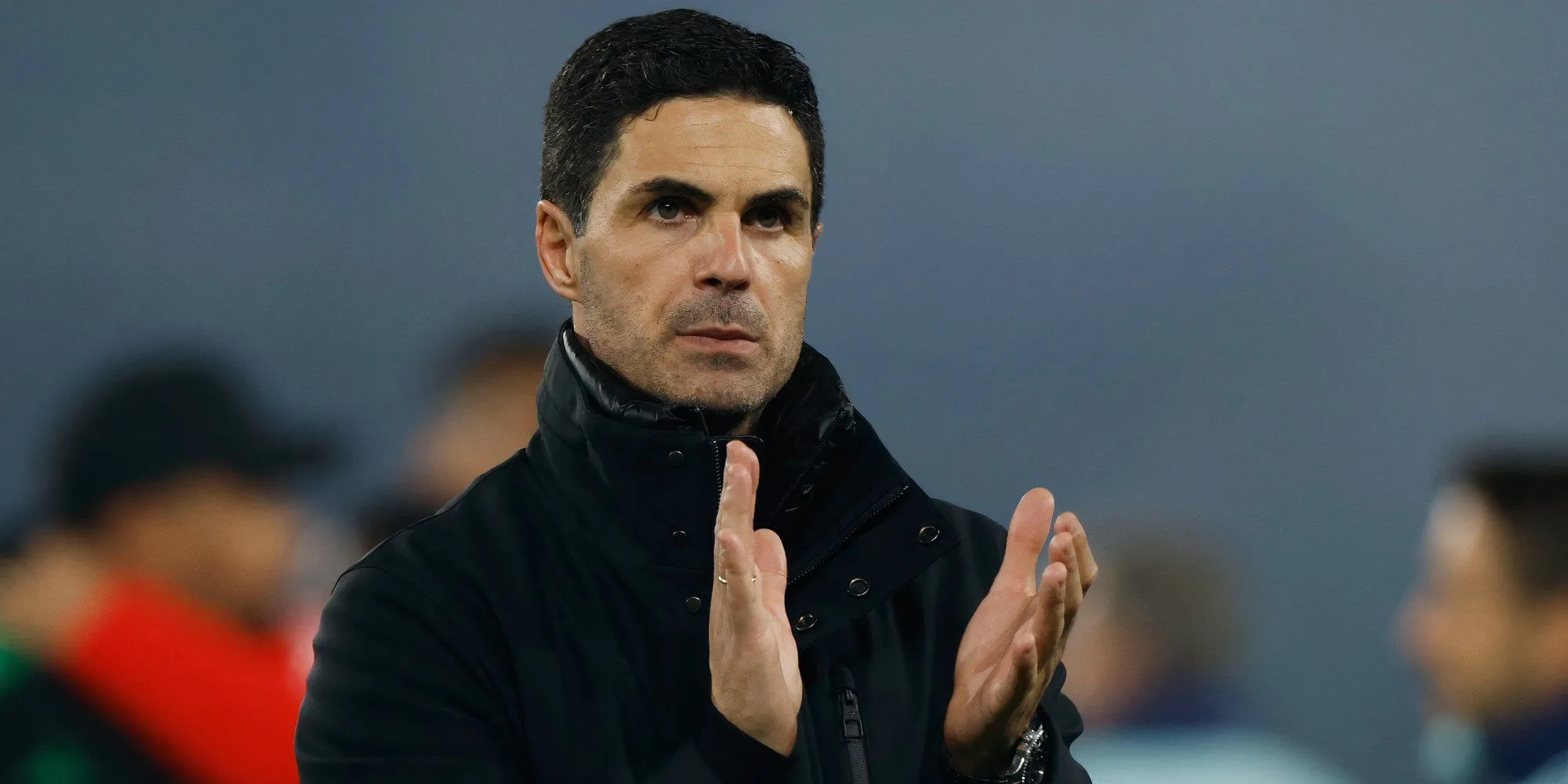 HLV Mikel Arteta đứng chỉ đạo trên sân