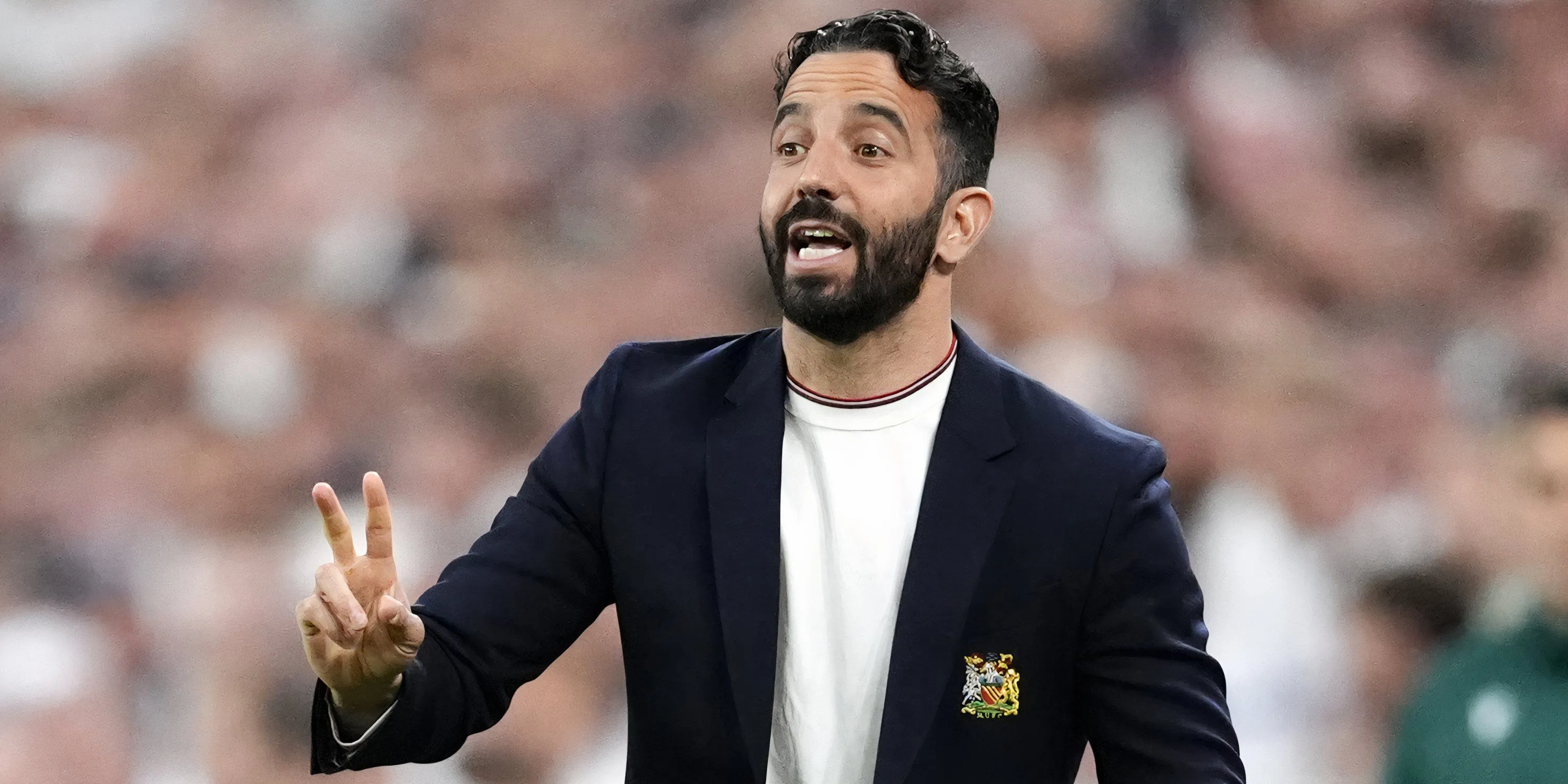 HLV Ruben Amorim chỉ đạo trận đấu của Manchester United