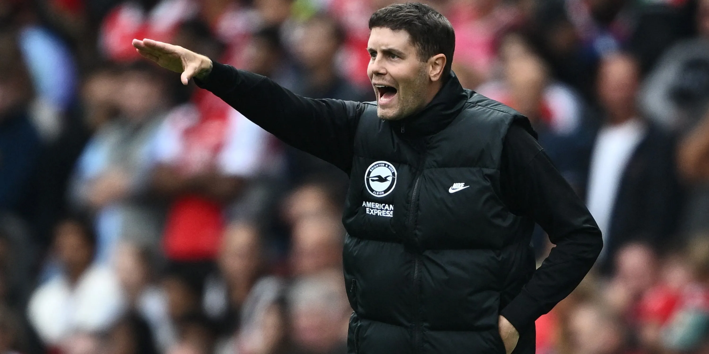 HLV trưởng Brighton &amp; Hove Albion Fabian Hurzeler trên đường pitch