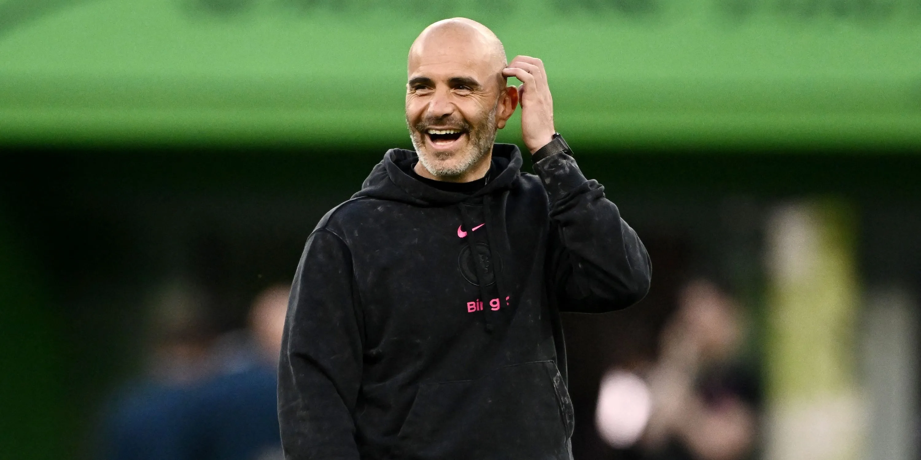 Huấn luyện viên Chelsea Enzo Maresca trên sân tập, liên quan đến kế hoạch tăng cường lực lượng cho mùa giải tới