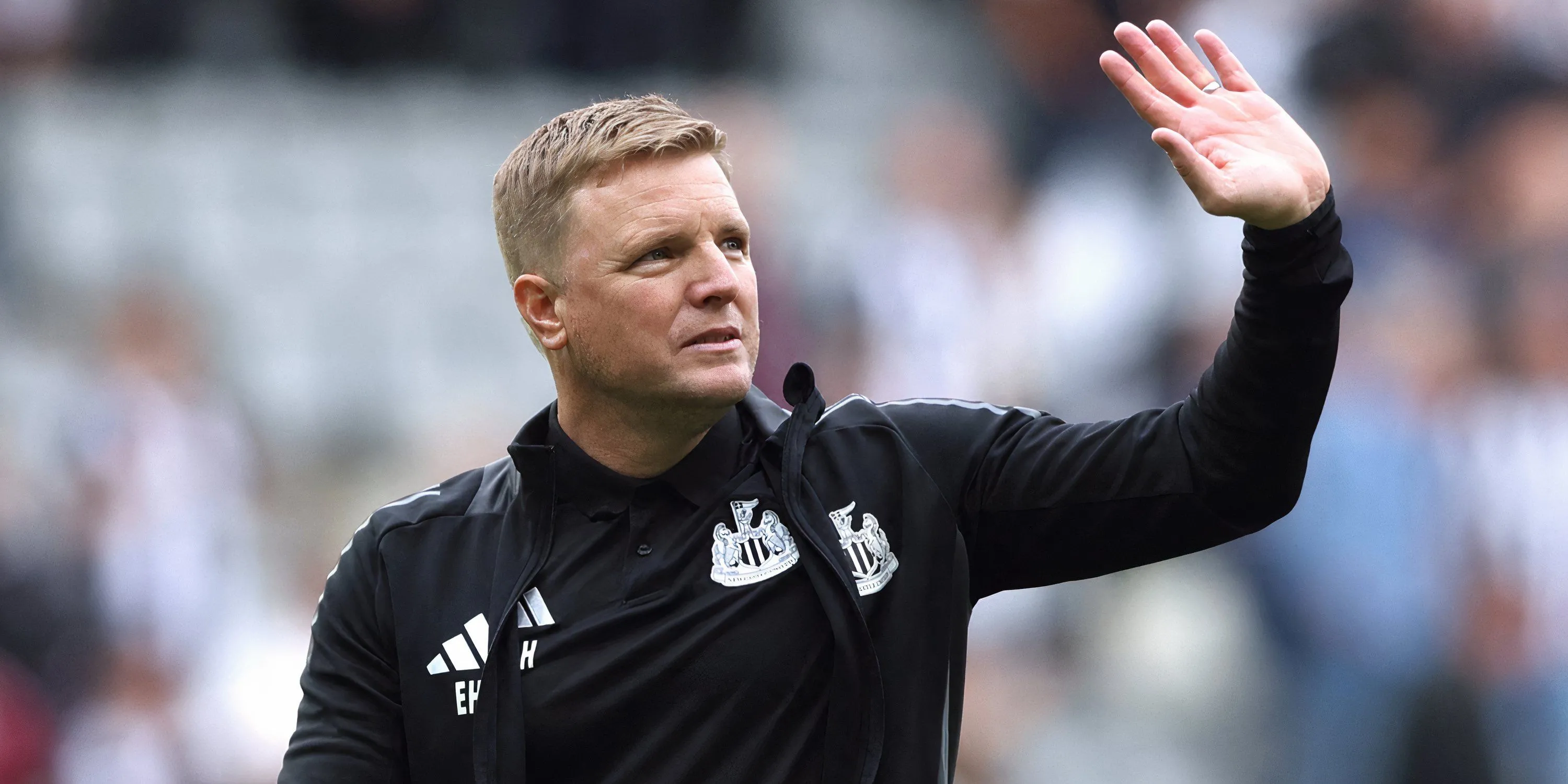 Huấn luyện viên Eddie Howe của Newcastle United vẫy tay chào người hâm mộ