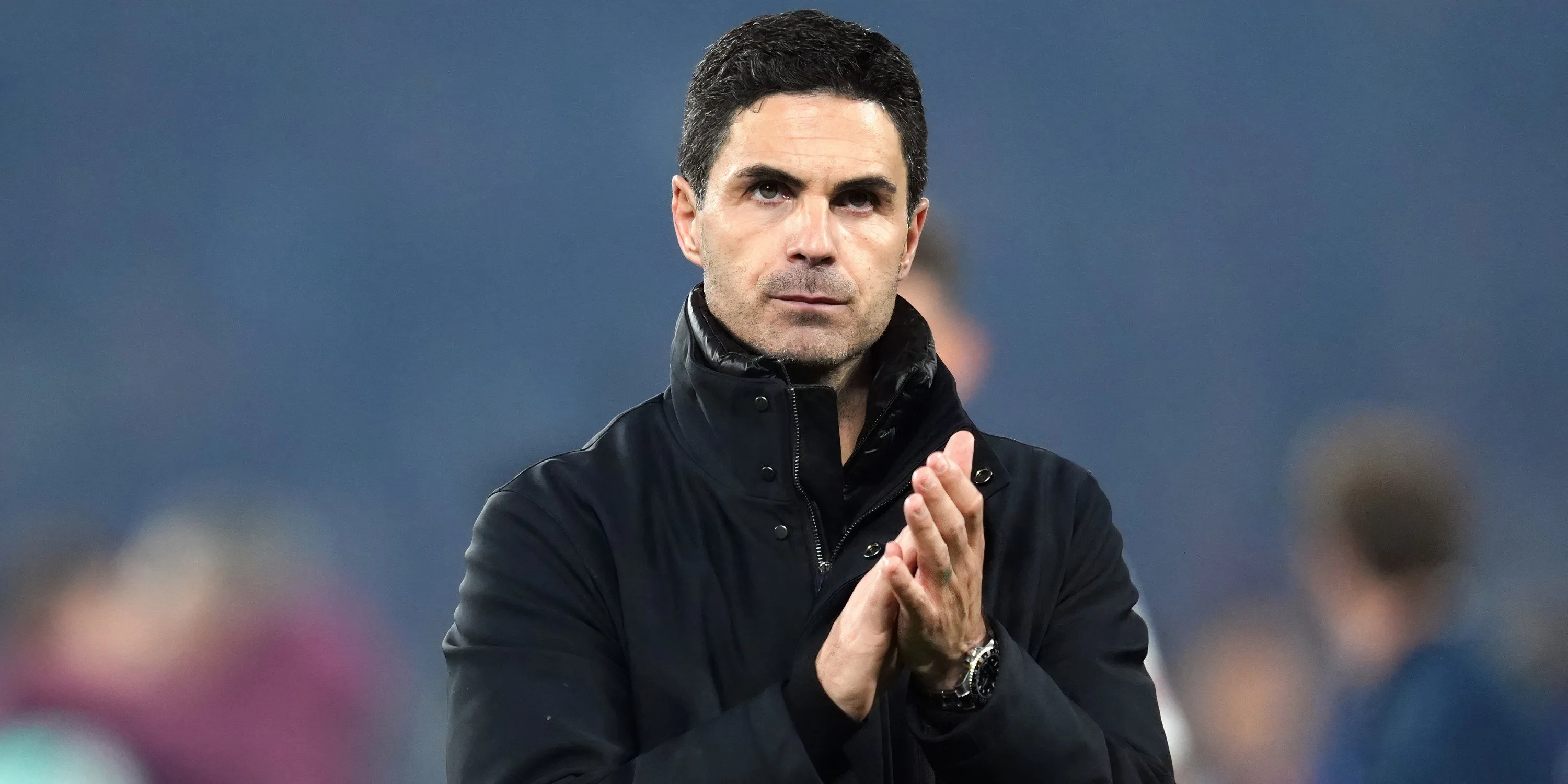 Huấn luyện viên Mikel Arteta của Arsenal vỗ tay tri ân người hâm mộ