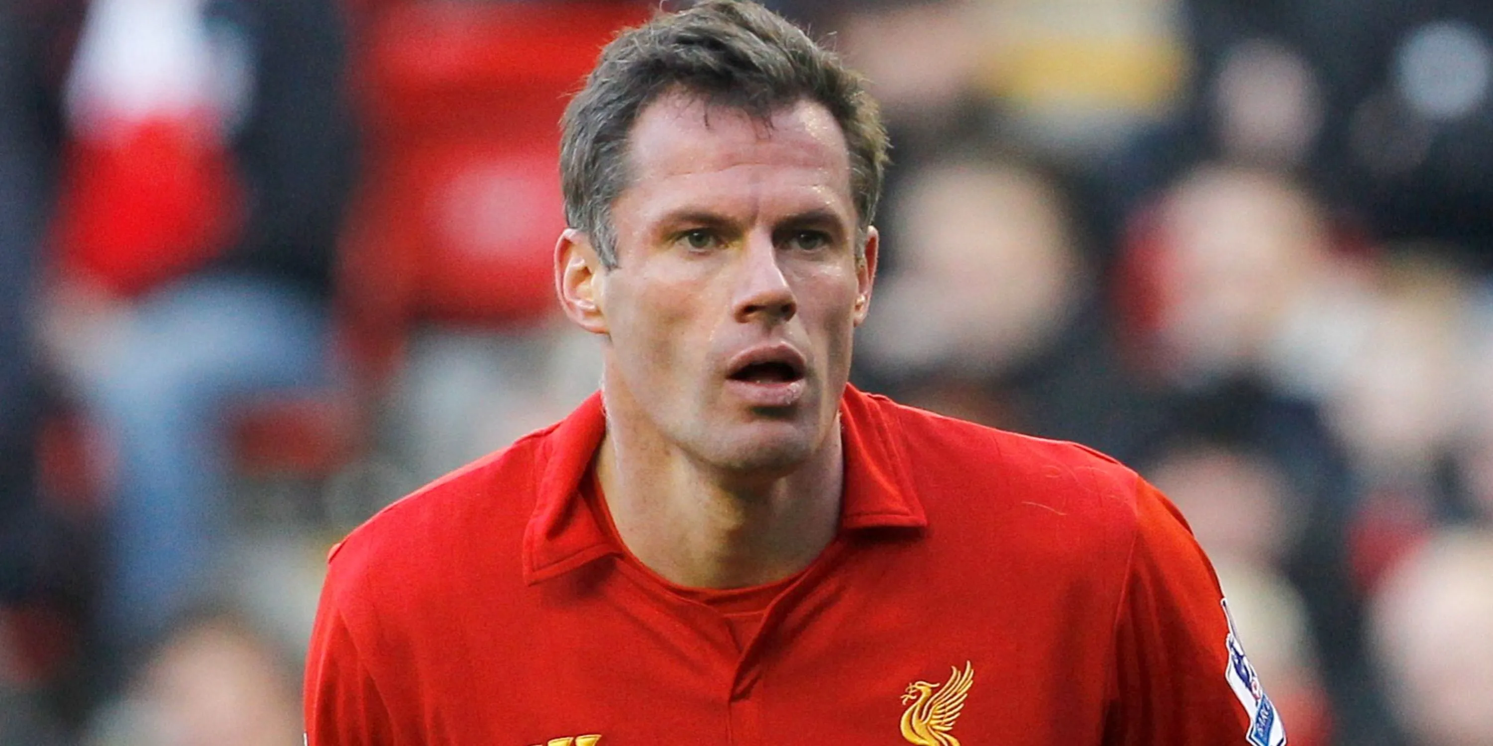 Jamie Carragher thi đấu kiên cường trong một trận đấu cho Liverpool tại Premier League