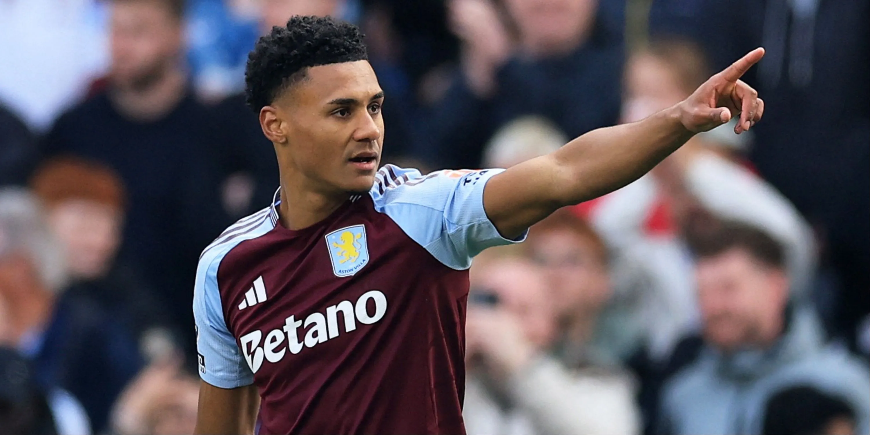 Ollie Watkins, tiền đạo chủ lực của Aston Villa, trong một trận đấu