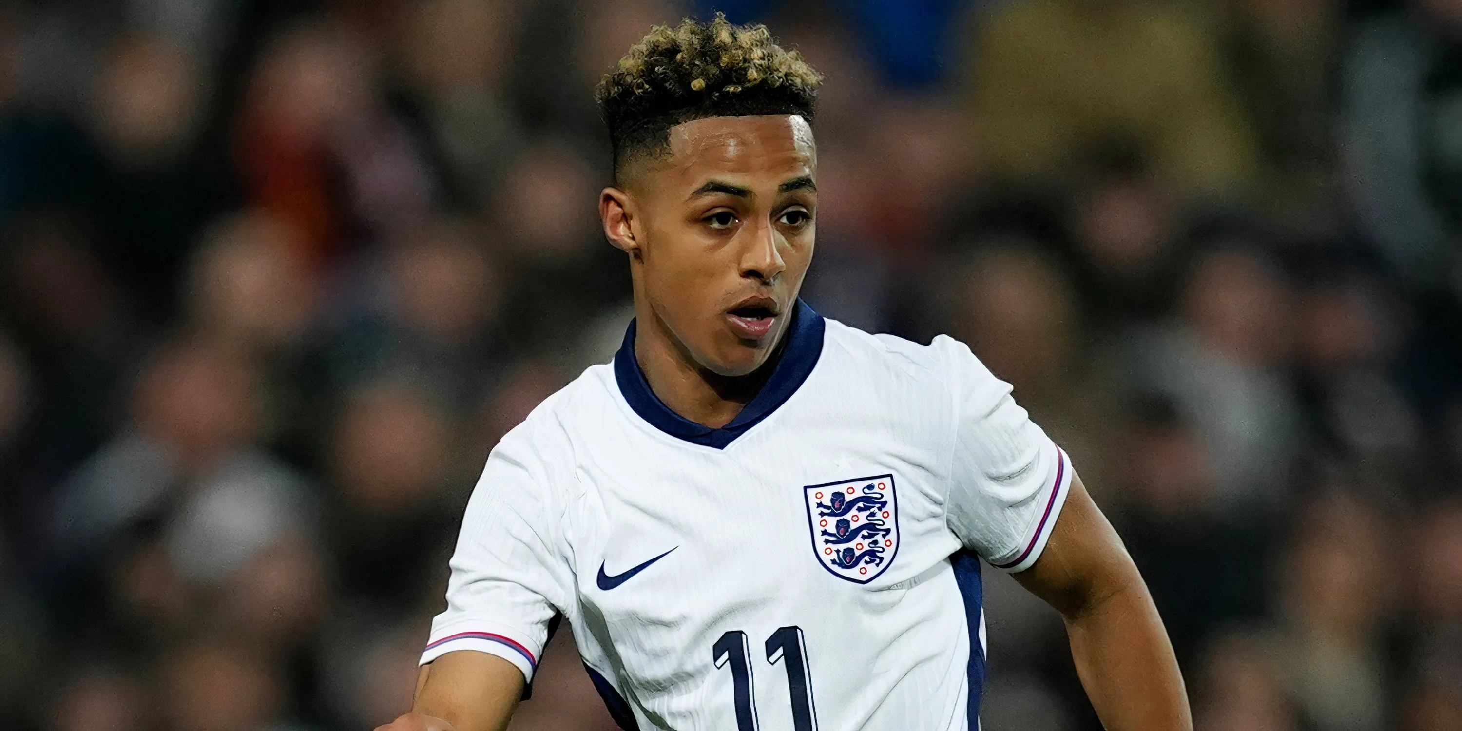 Omari Hutchinson trong màu áo đội tuyển U21 Anh