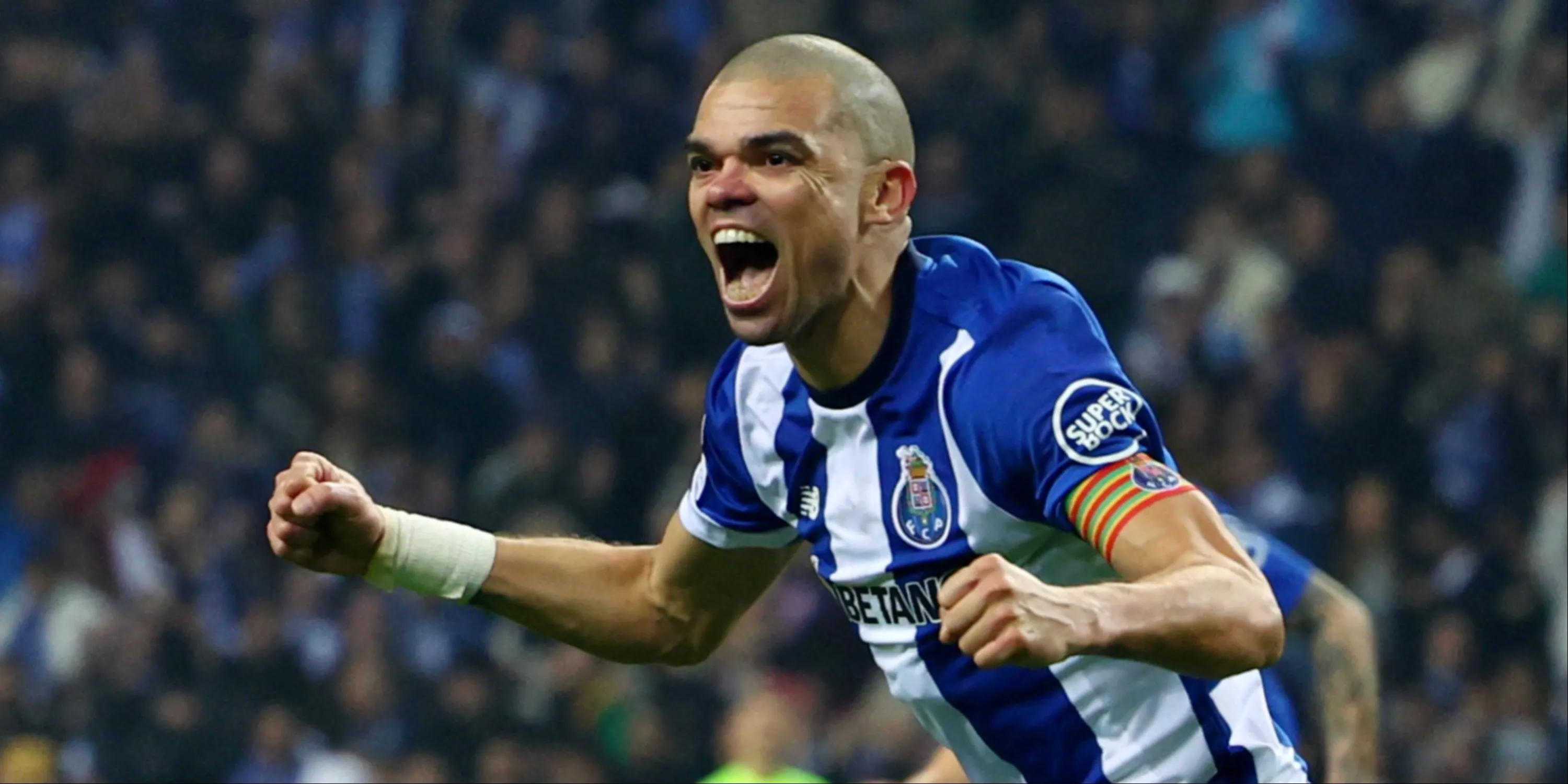 Pepe ăn mừng bàn thắng cho Porto, cầu thủ trưởng thành từ lò đào tạo CLB
