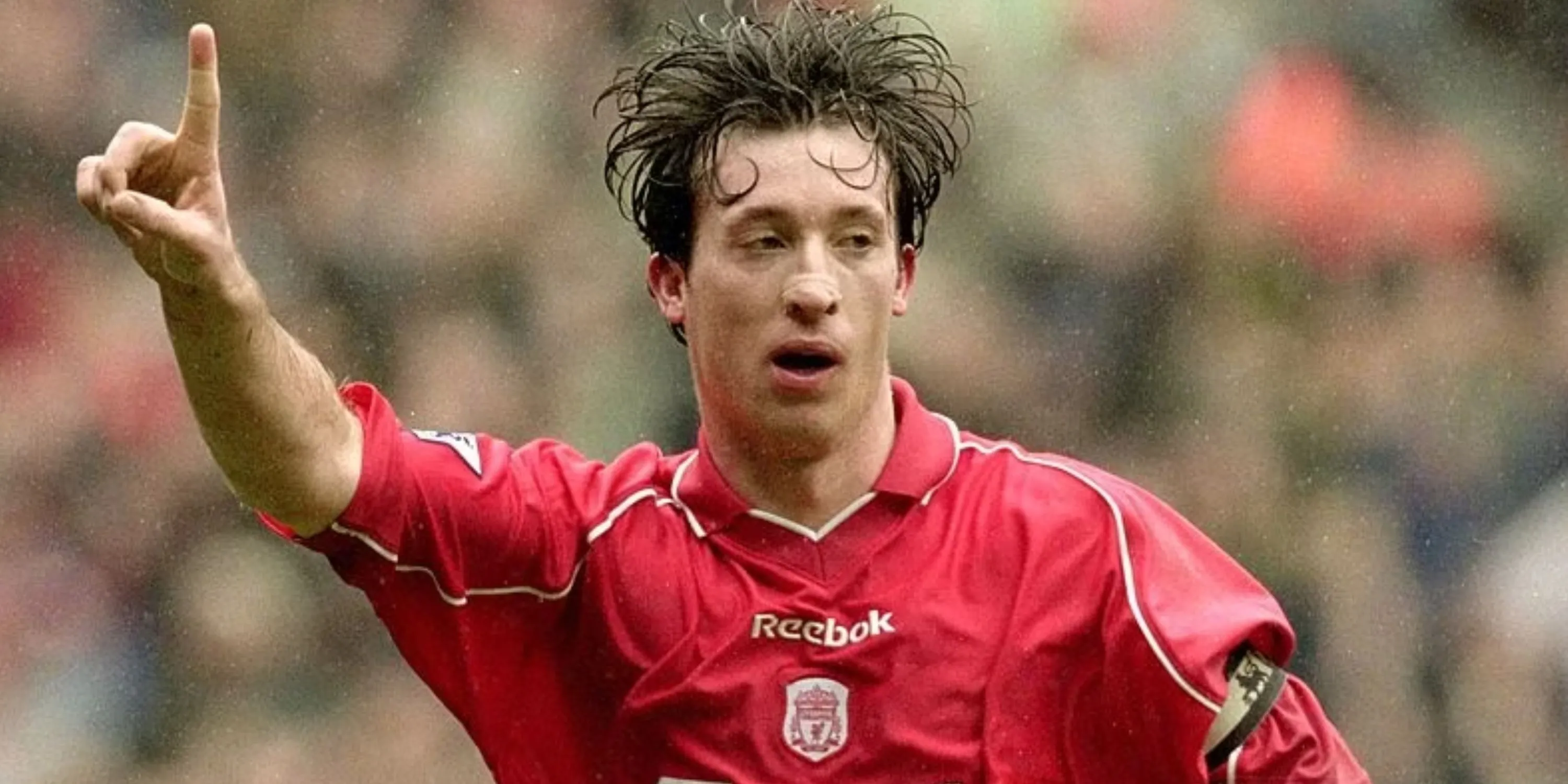 Robbie Fowler dứt điểm trong một trận đấu tại Premier League