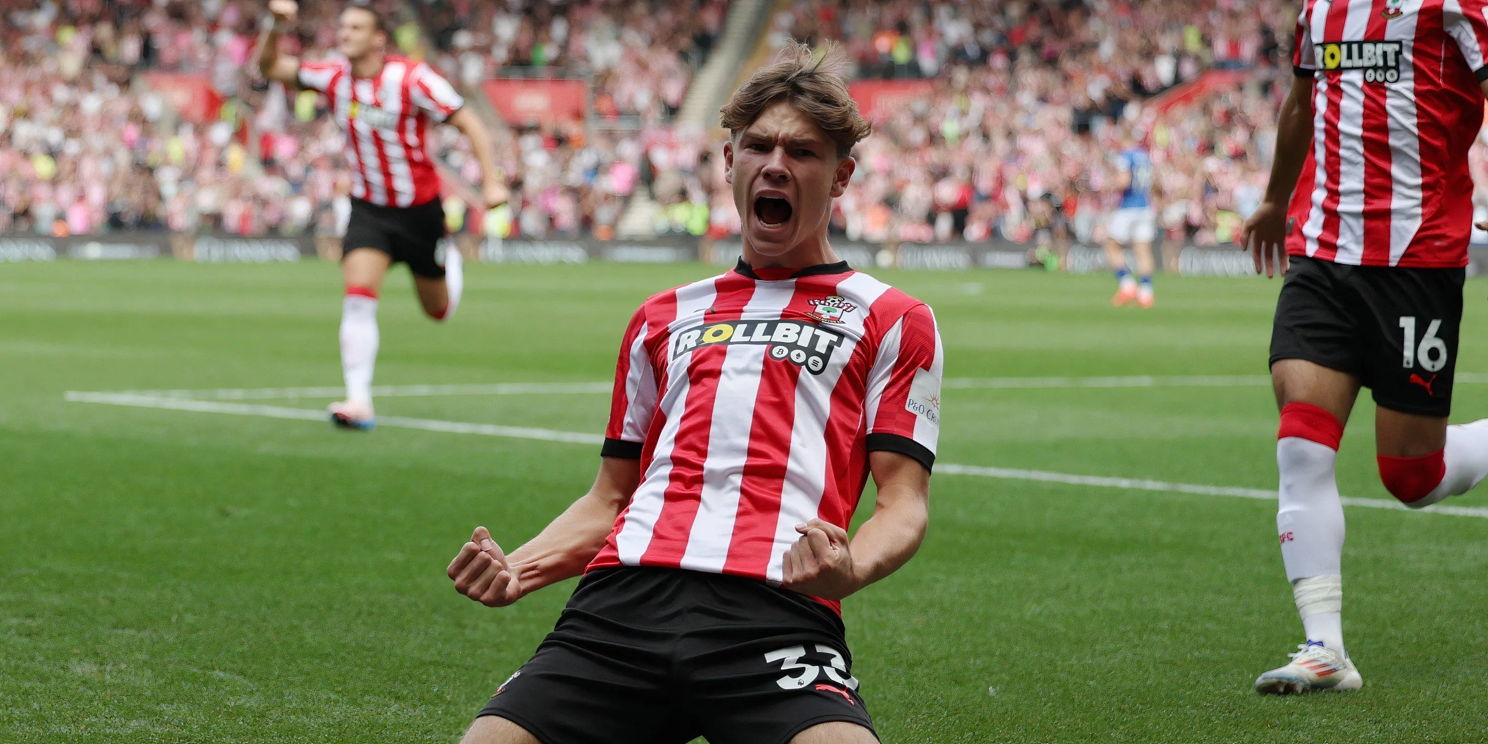 Sao trẻ Tyler Dibling (áo sọc) của Southampton trong trận đấu với West Ham