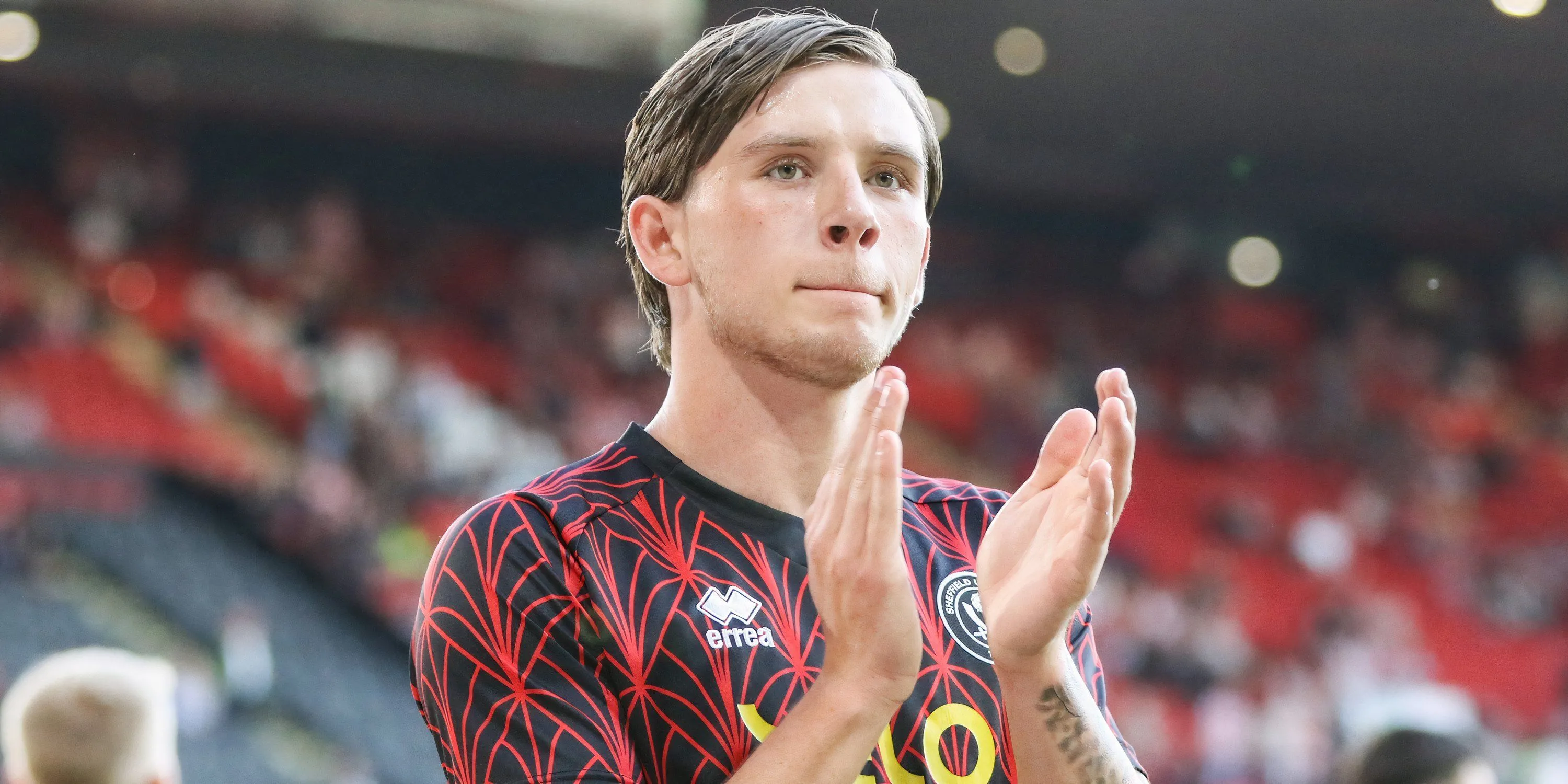 Sydie Peck, tiền vệ Sheffield United, vỗ tay cảm ơn người hâm mộ