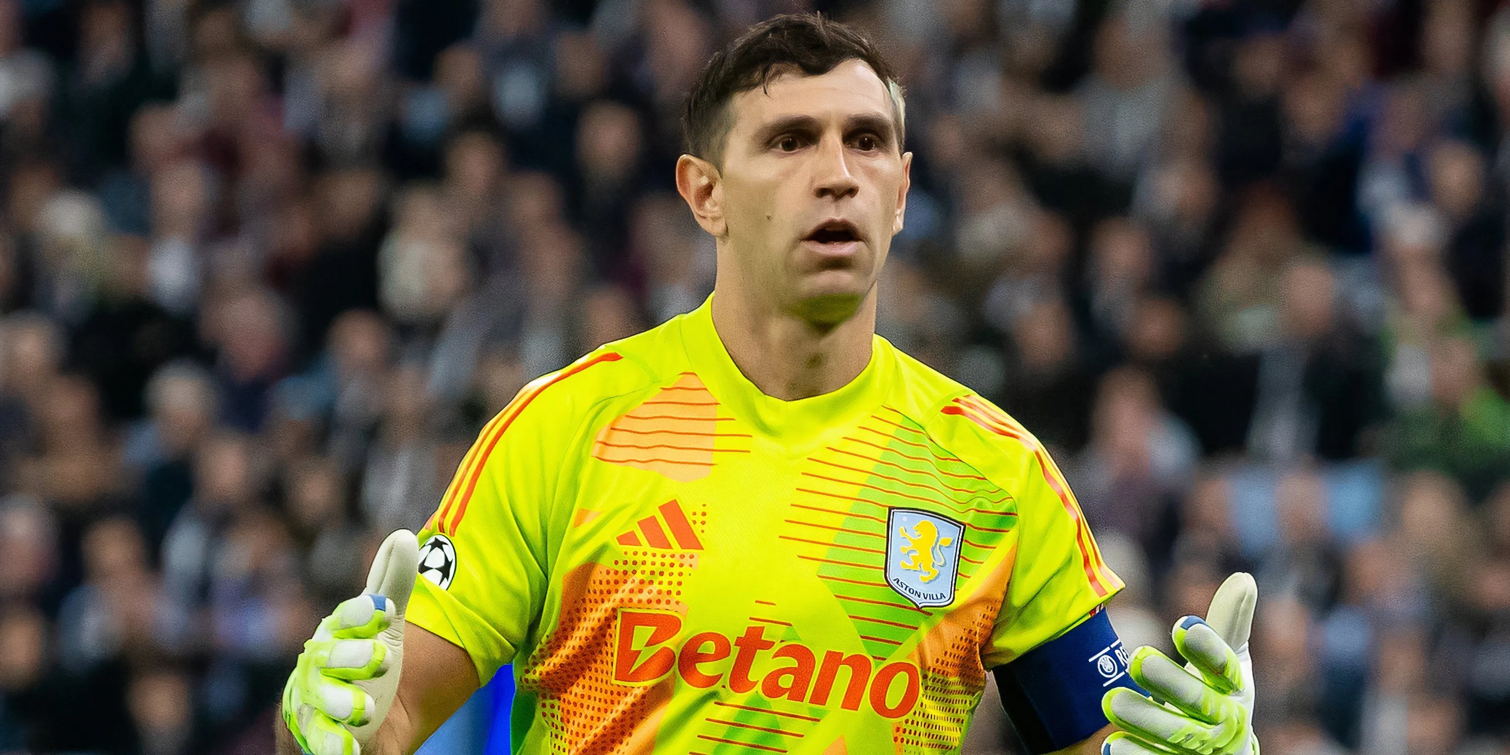 Thủ môn Aston Villa Emi Martinez trong một pha cản phá