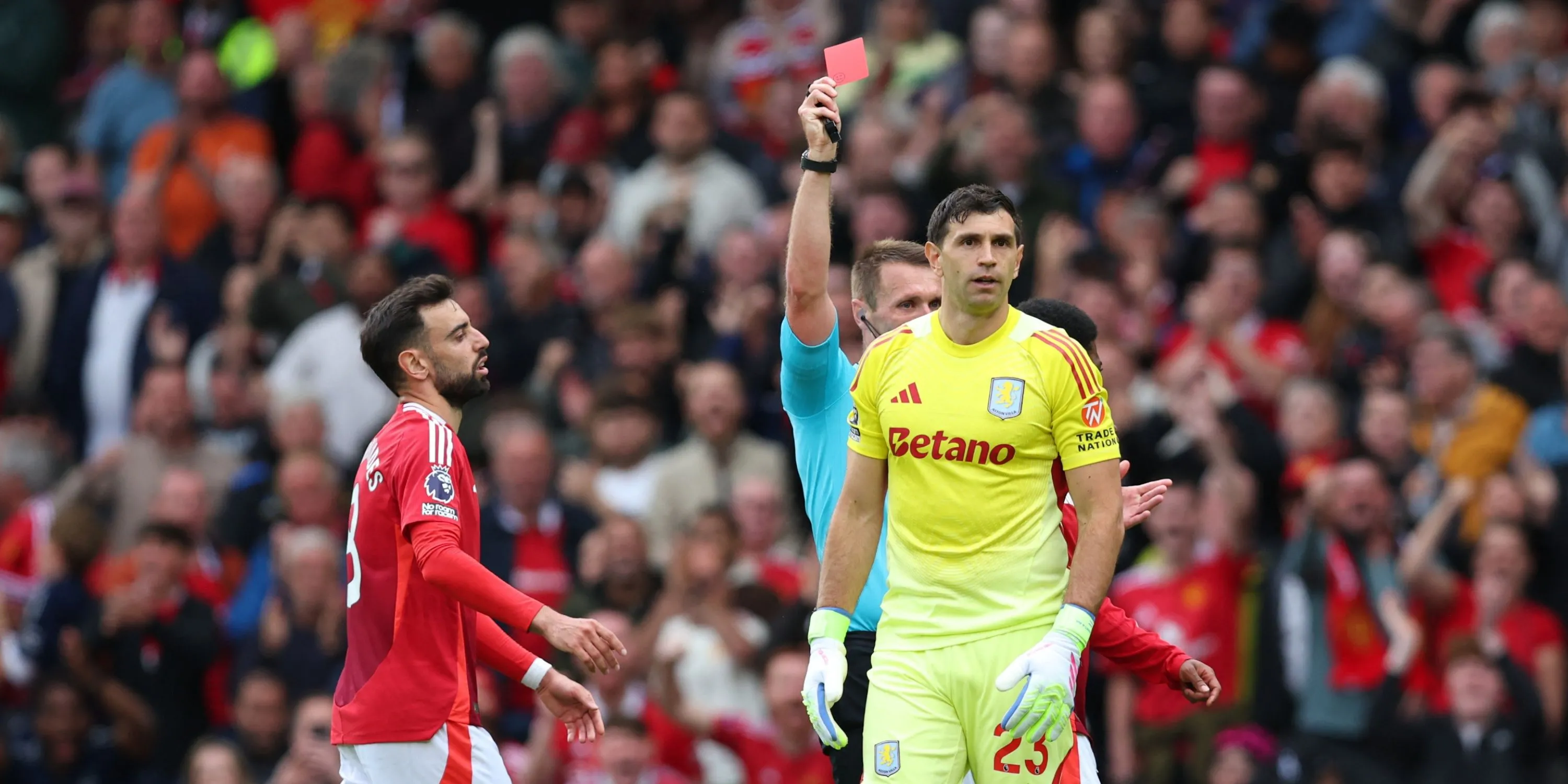 Thủ môn Emi Martínez trong màu áo Aston Villa giữa tin đồn chuyển nhượng
