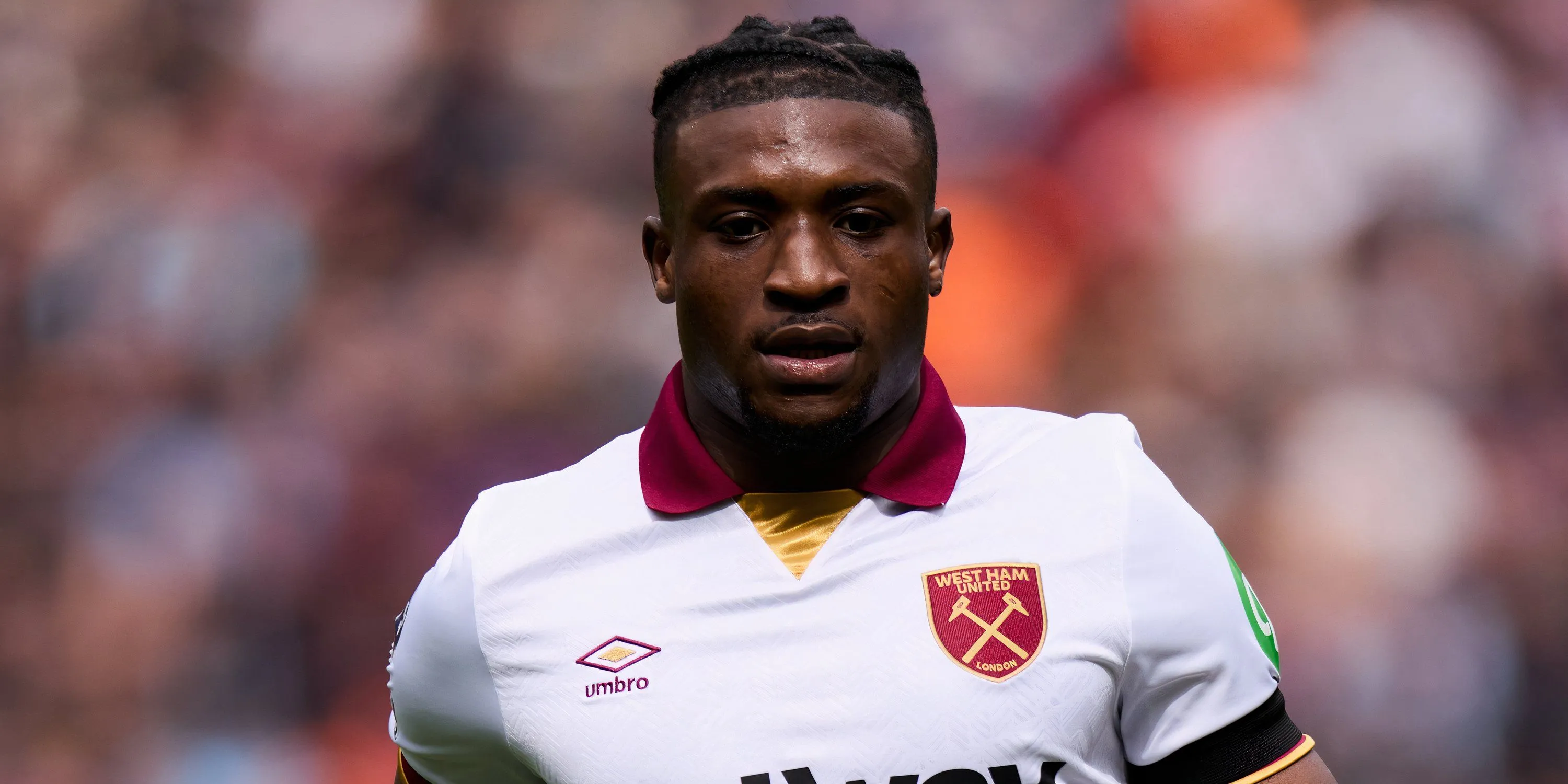 Tiền đạo cánh Mohammed Kudus của West Ham trong một pha xử lý bóng trên sân